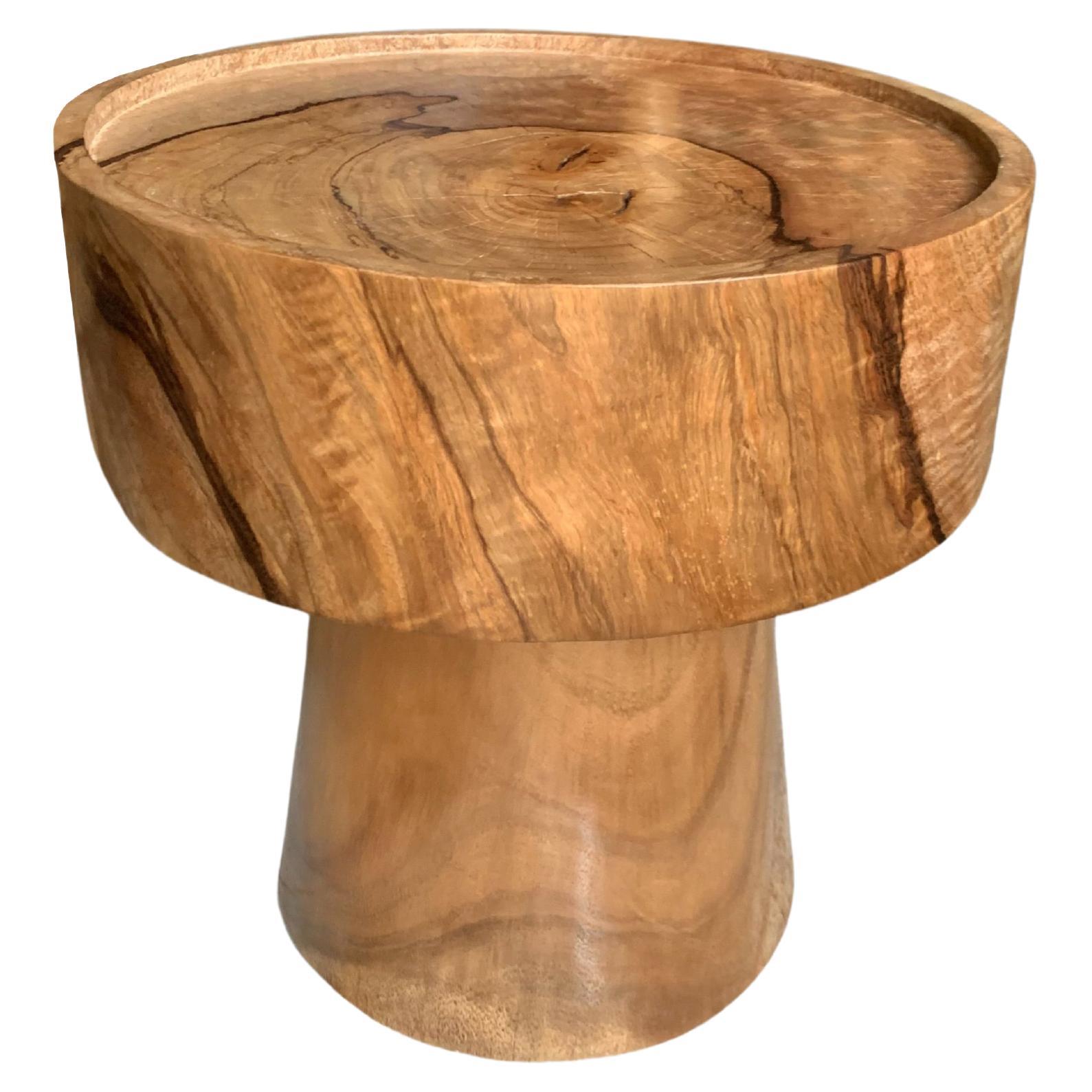 Table ronde sculpturale fabriquée en bois de Mango massif, finition naturelle