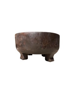 Skulpturaler runder Tisch aus massivem Suarholz, natürlich lackiert