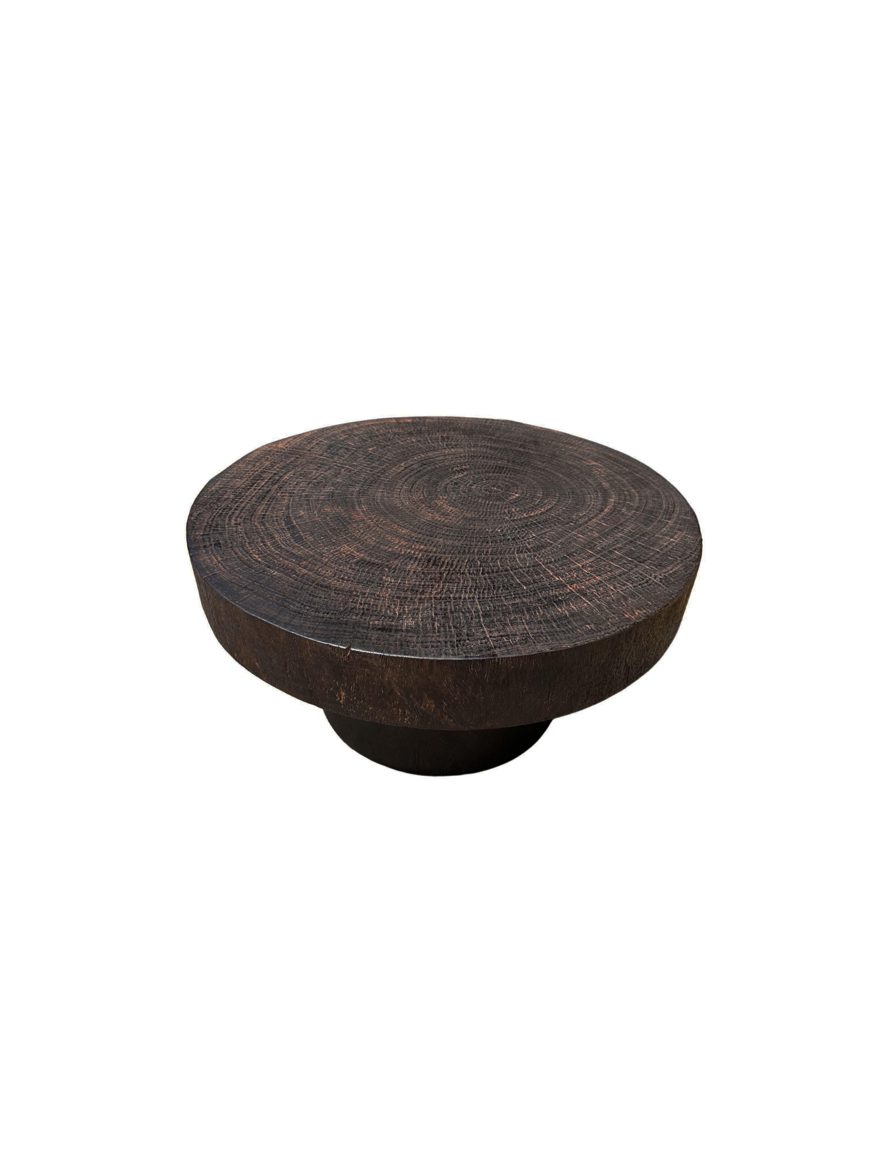 Organico moderno Tavolo rotondo scultoreo realizzato in legno massiccio di Suar, finitura naturale in vendita