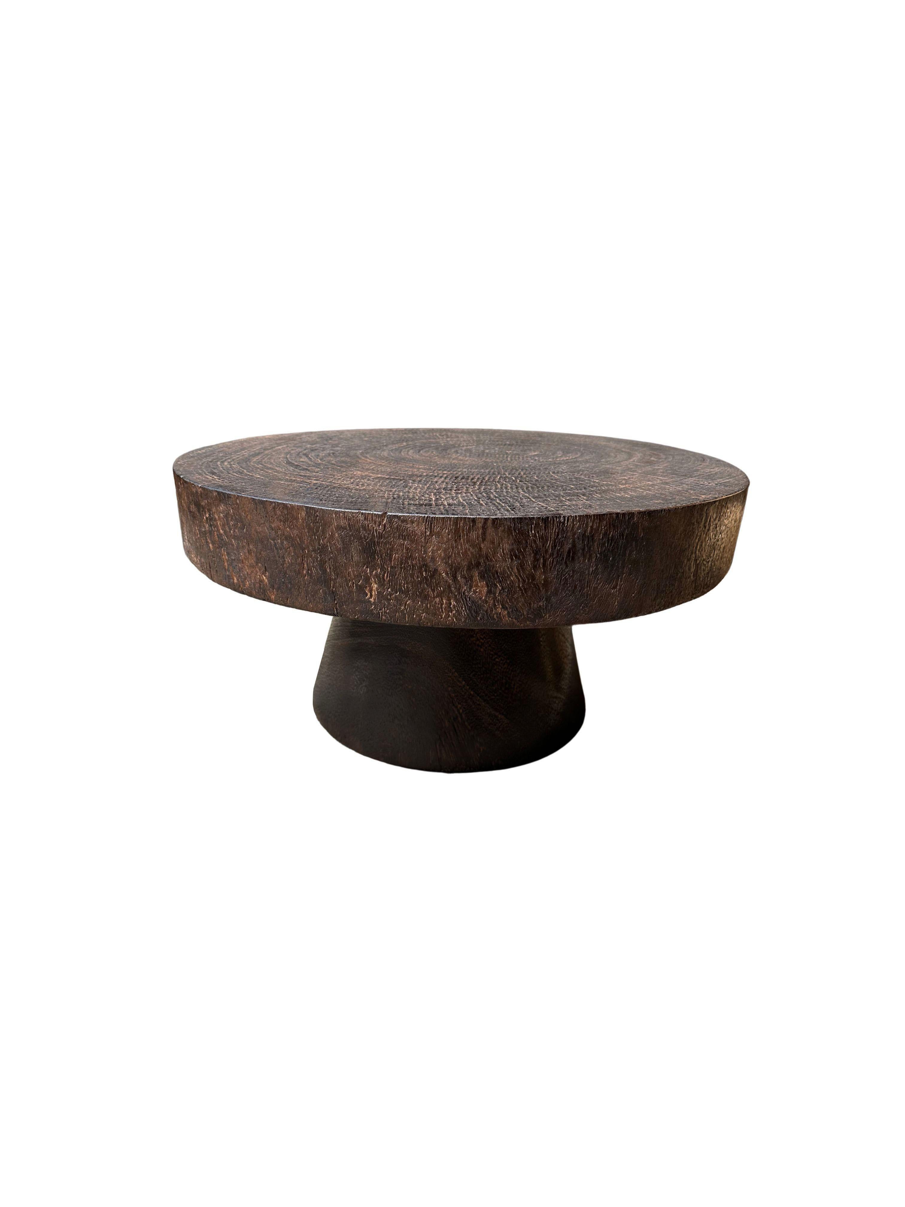 Organique Table ronde sculpturale fabriquée en bois de poirier massif, finition naturelle en vente