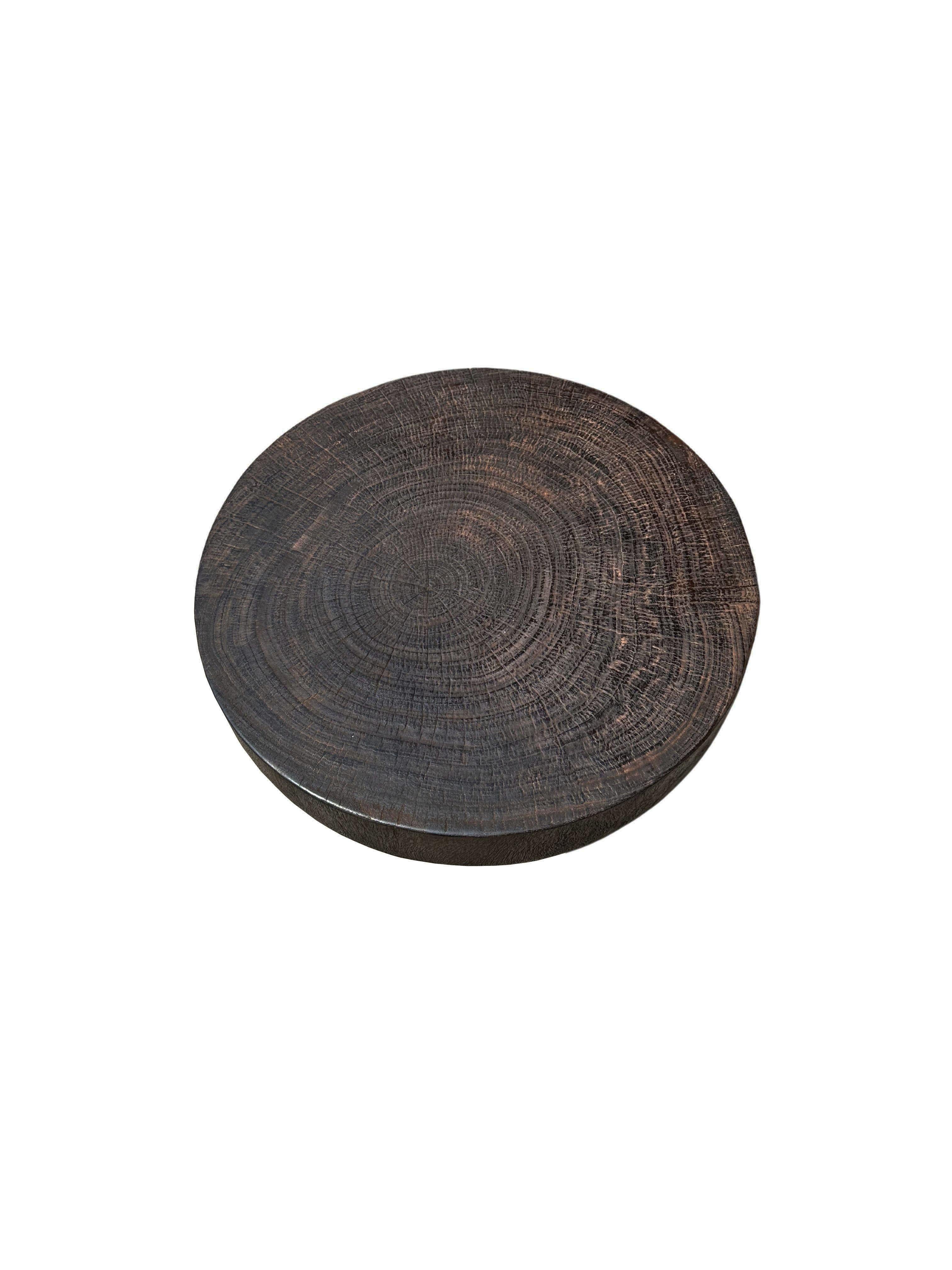 Indonésien Table ronde sculpturale fabriquée en bois de poirier massif, finition naturelle en vente