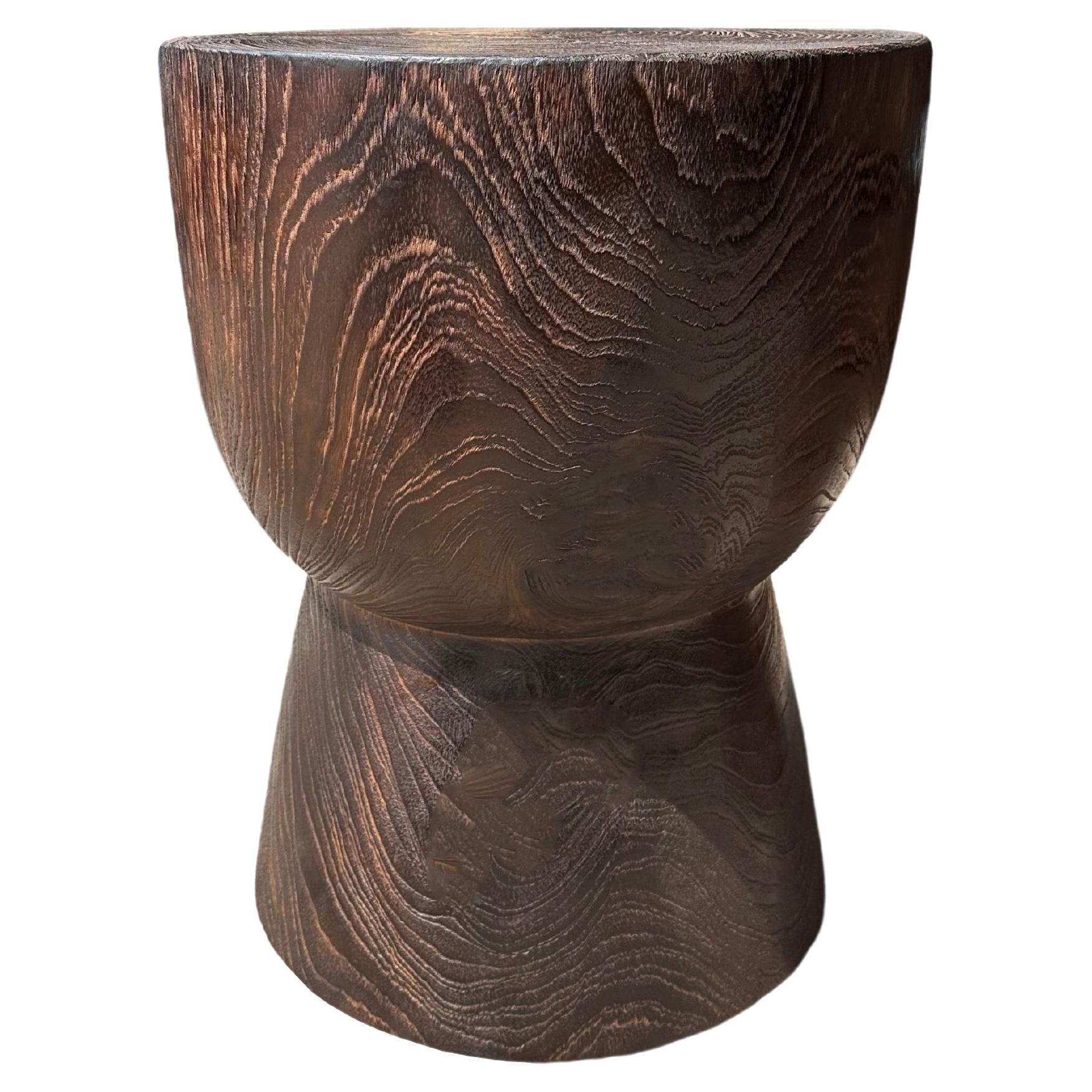 Table ronde sculpturale fabriquée en bois de poirier massif, finition naturelle en vente
