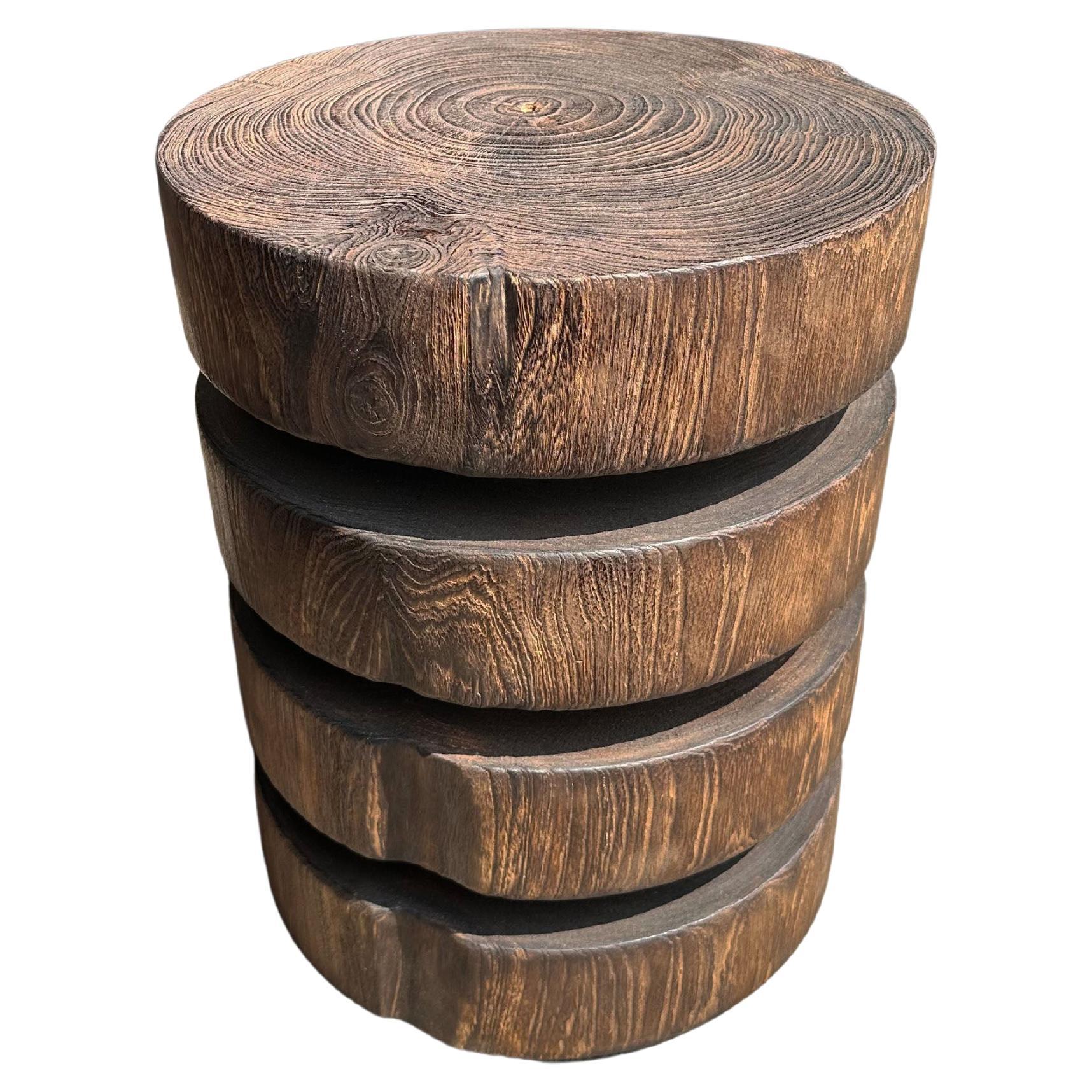 Table ronde sculpturale fabriquée à partir de bois de poirier massif, empilée