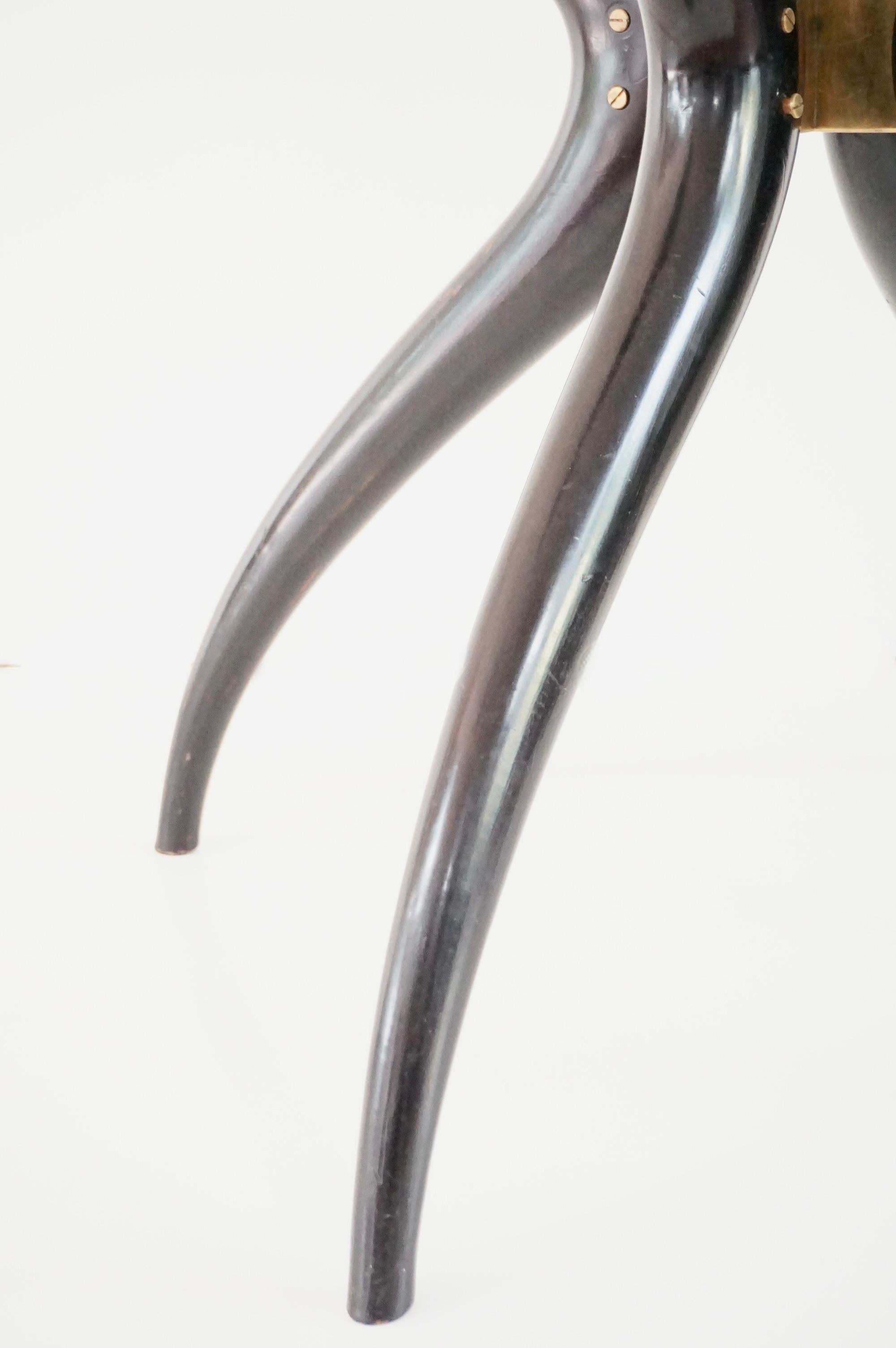 Table ronde sculpturale, suivie C. Mollino, bois laqué laiton verre, 1945 en vente 3