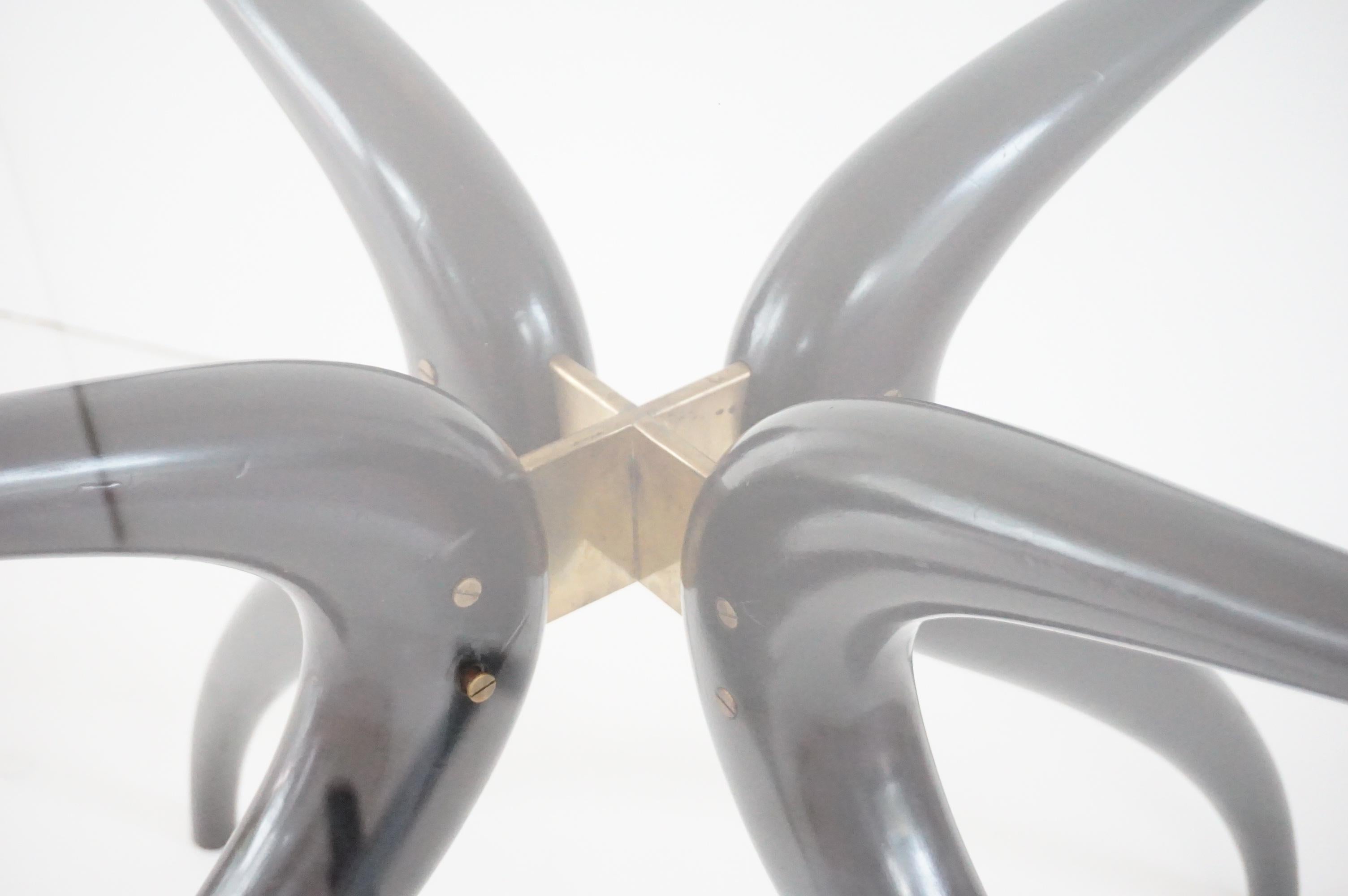 Table ronde sculpturale, suivie C. Mollino, bois laqué laiton verre, 1945 en vente 4