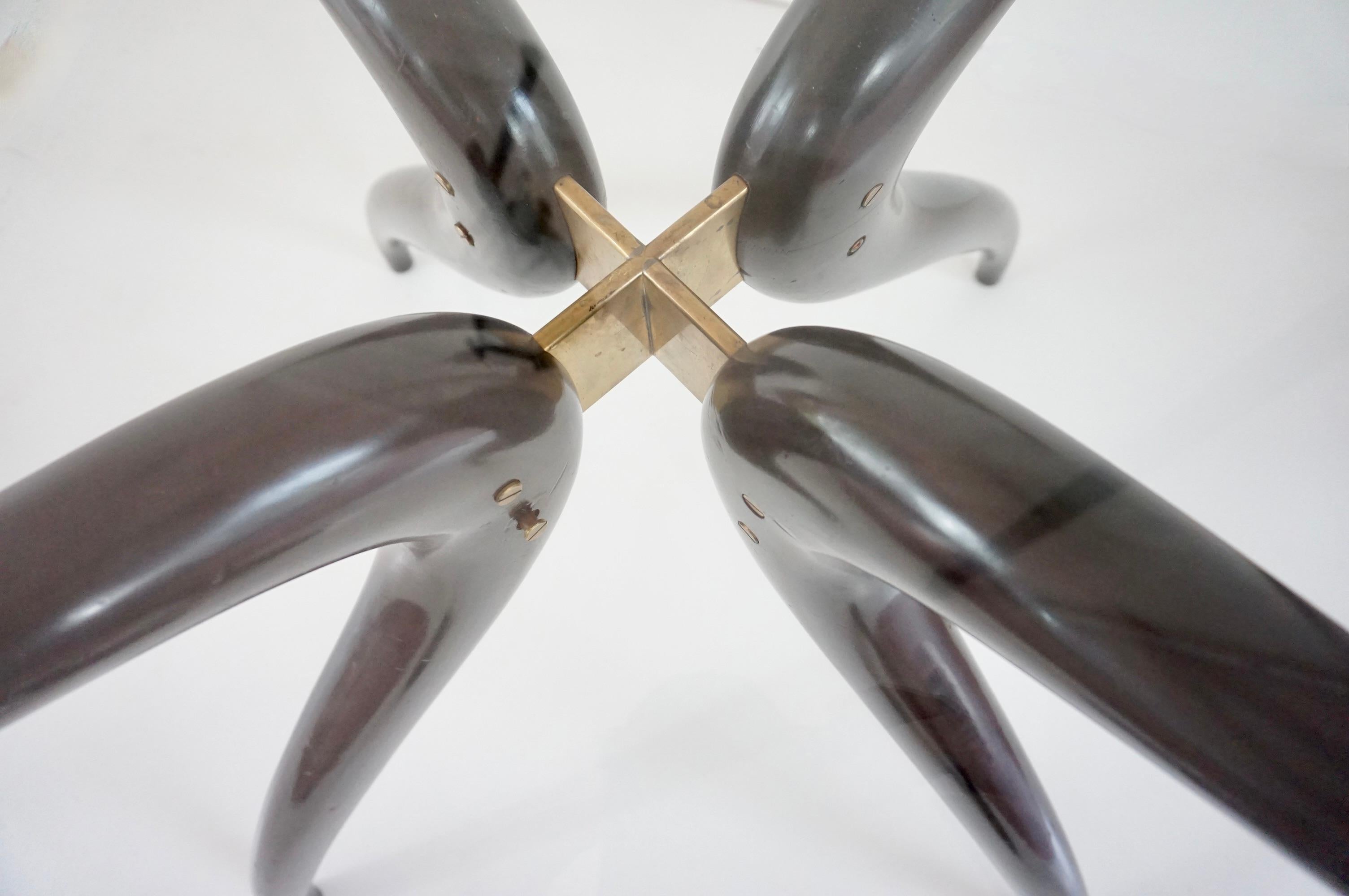 Milieu du XXe siècle Table ronde sculpturale, suivie C. Mollino, bois laqué laiton verre, 1945 en vente