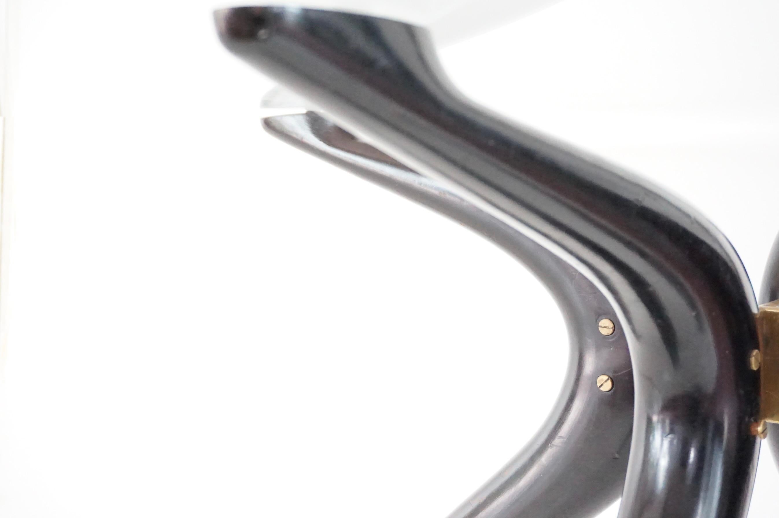 Table ronde sculpturale, suivie C. Mollino, bois laqué laiton verre, 1945 en vente 1