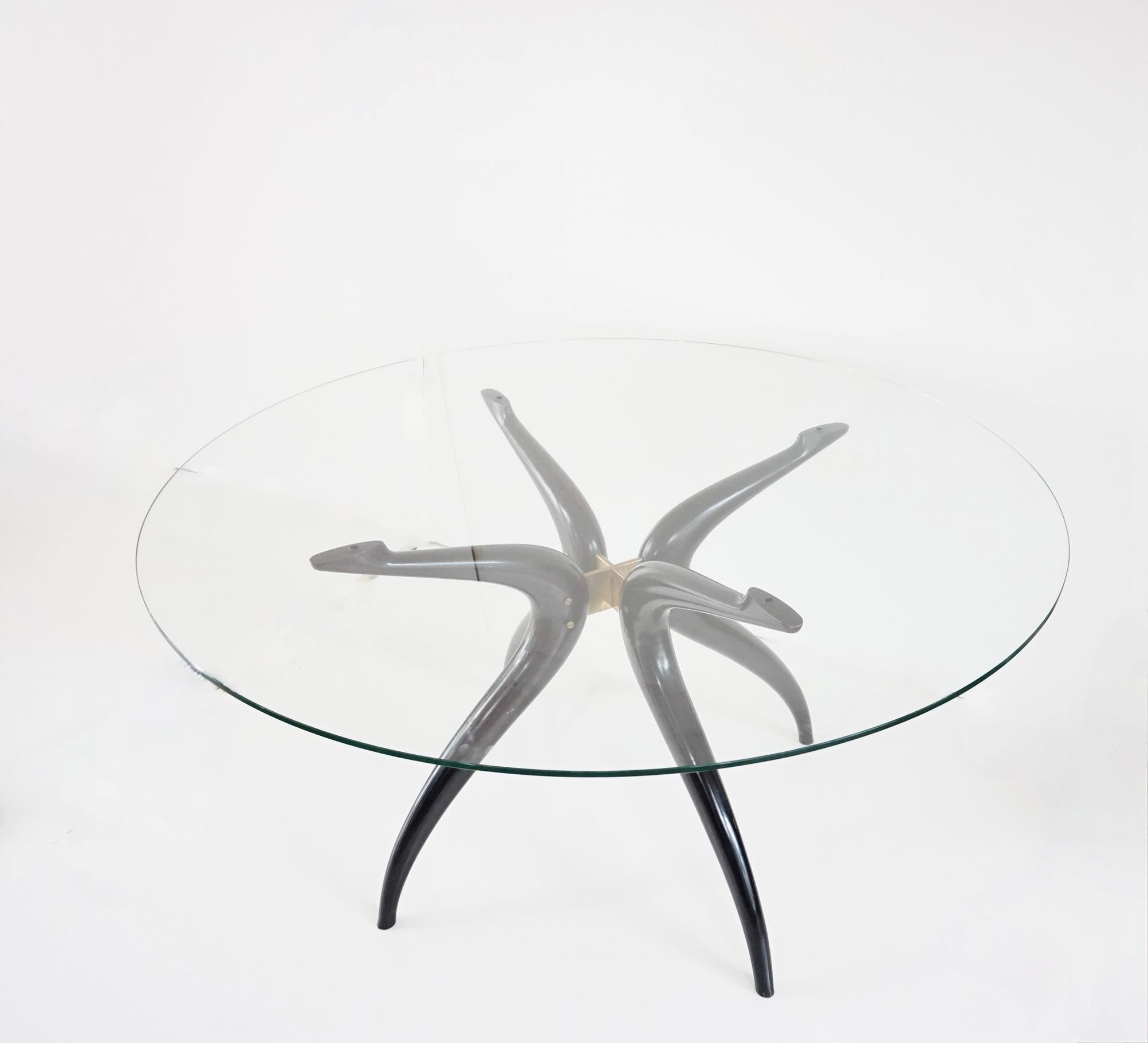 Skulpturaler runder Tisch, Anhänger C. Mollino, lackiertes Holz-Messingglas, 1945