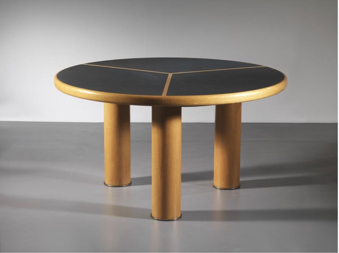 Eleganter runder Tisch mit Holzgestell, Messingfüßen und schwarzer Laminatplatte. Nach dem Vorbild von Tobia Scarpa. Italien, 70er Jahre.

Er ist ein eleganter und skulpturaler Tisch, der sowohl als Esstisch als auch als Arbeits- oder Studiotisch