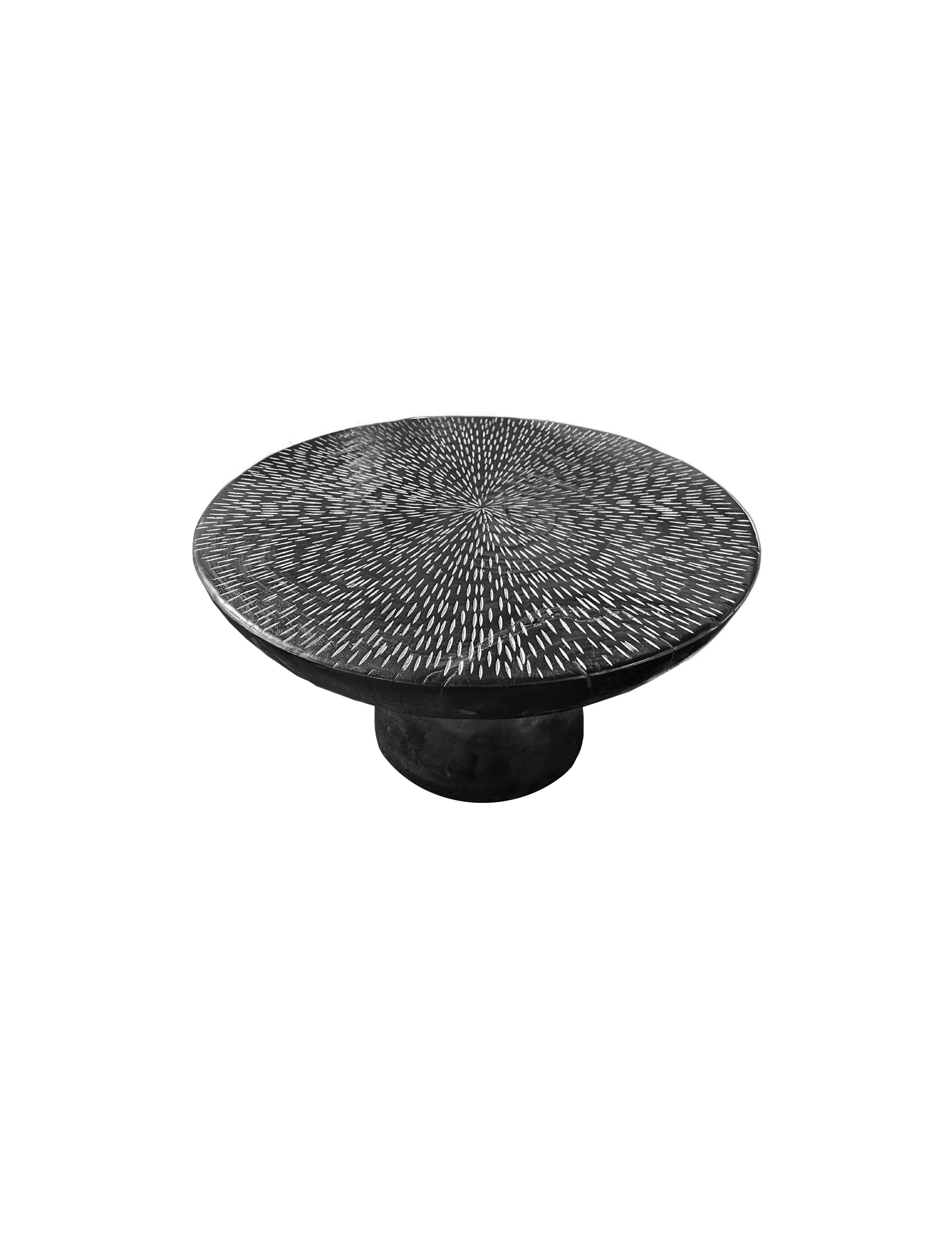 Mesa Redonda Escultórica Madera de Mango, Acabado Quemado, Moderno Orgánico Indonesio en venta