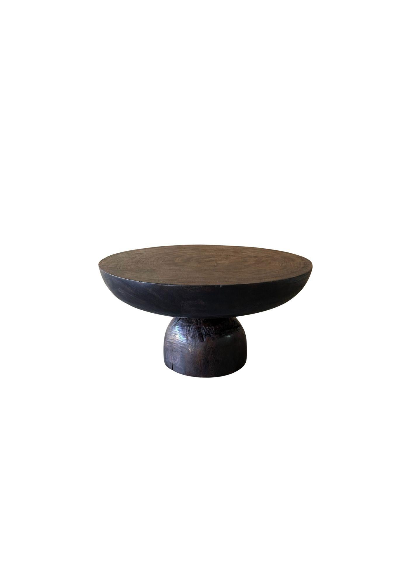 Mesa Redonda Escultórica Madera de Mango, Acabado Espresso, Moderno Orgánico Indonesio en venta
