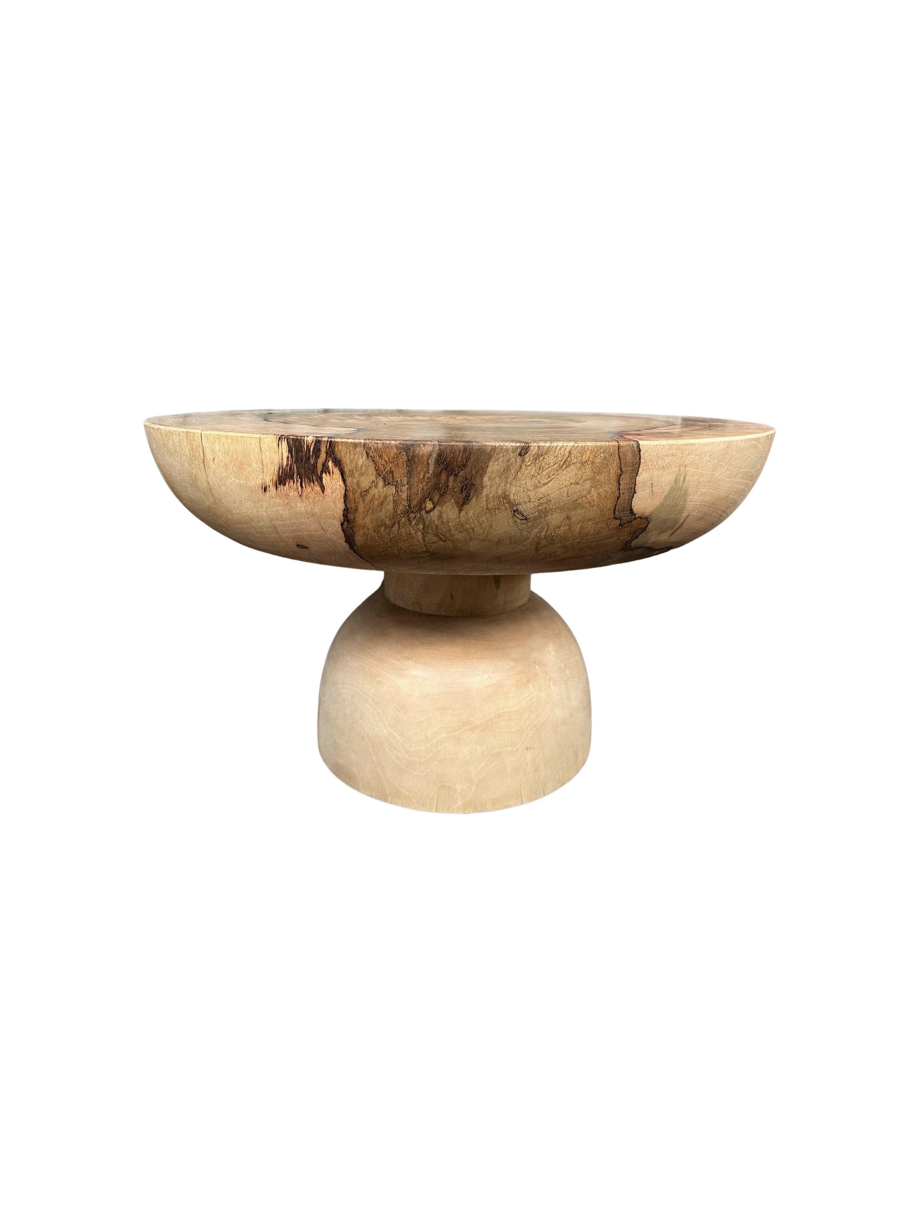 Skulpturaler runder Tisch Mango-Holz, natürliche Oberfläche, modern, organisch (Organische Moderne) im Angebot