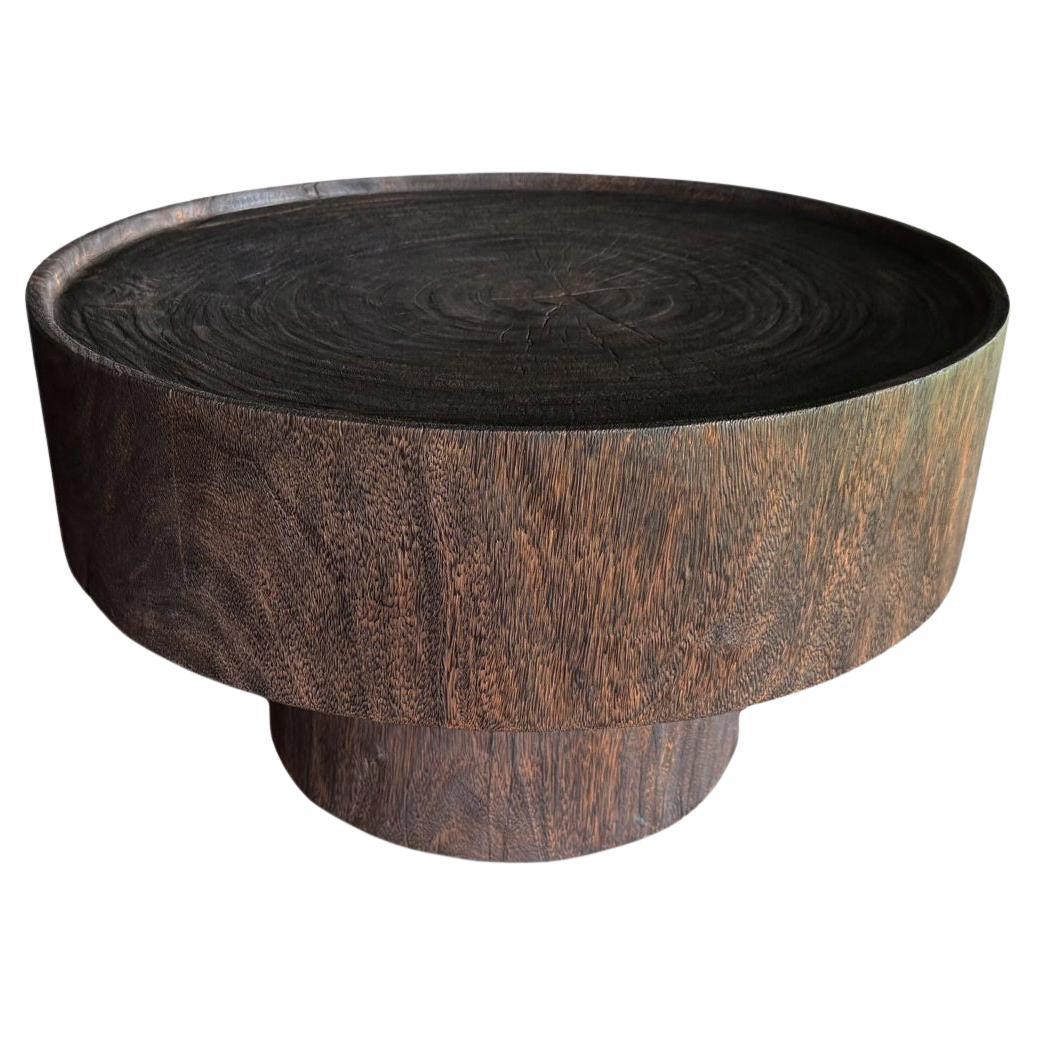 Table ronde sculpturale : Wood Wood massif, finition Espresso, Organic moderne