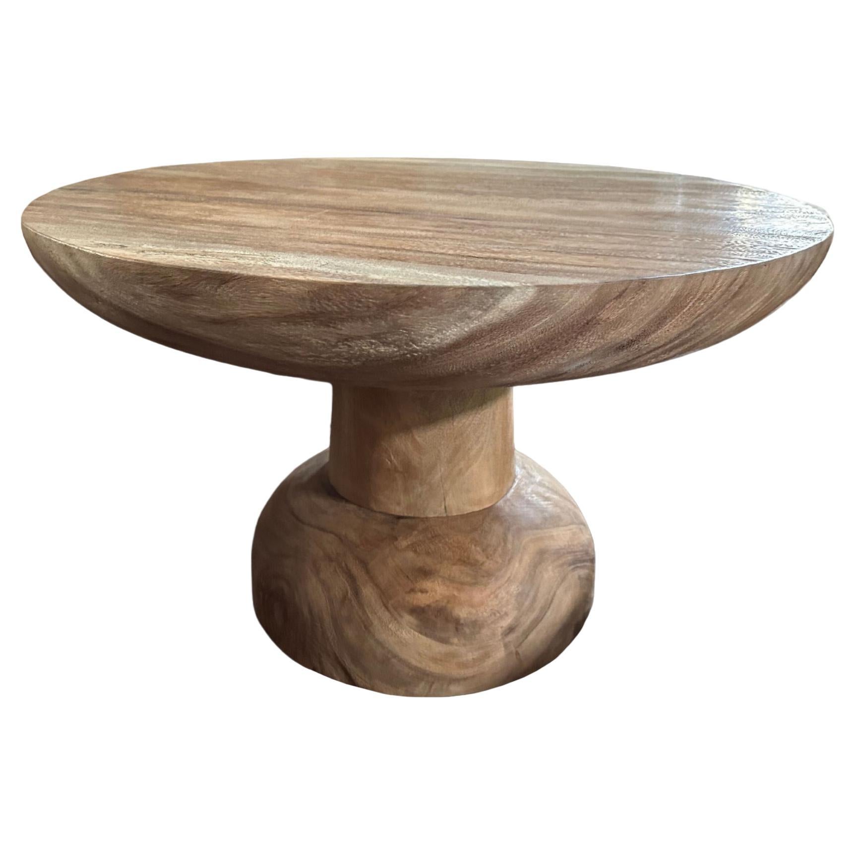 Table ronde sculpturale en bois de suar, organique moderne