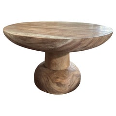 Skulpturaler runder Tisch aus Suar-Holz, modern, organisch, skulptural