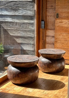 Table d'appoint ronde sculpturale en bois de teck, finition brûlée, organique moderne