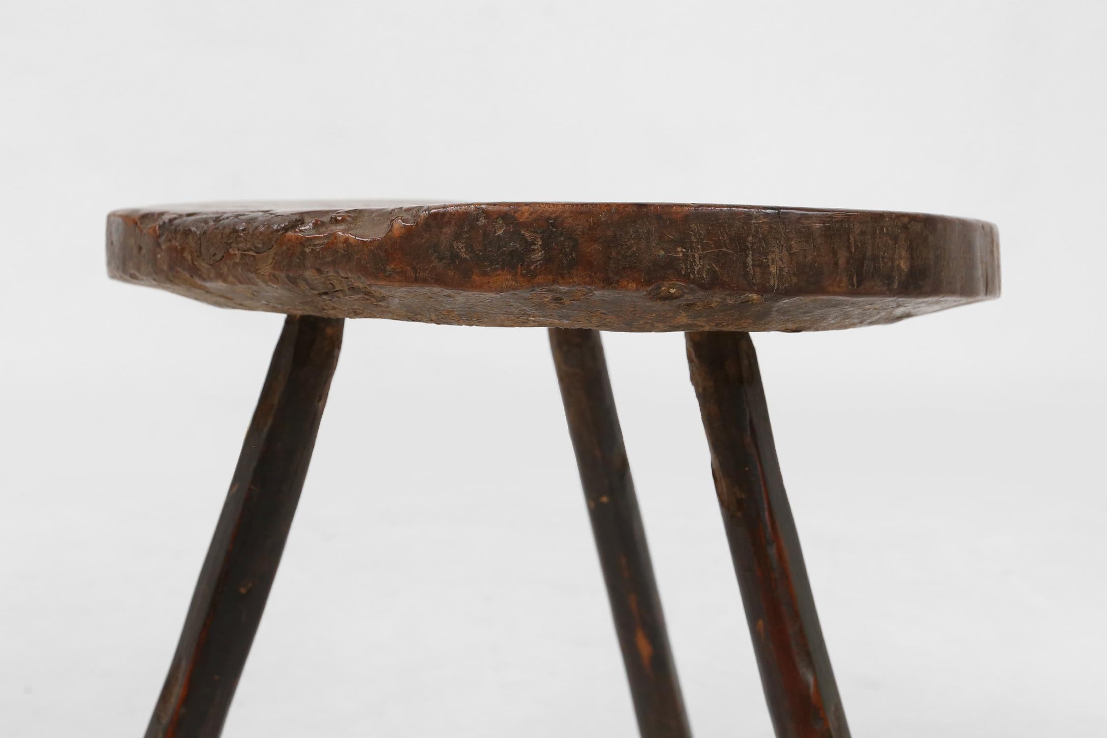 Skulpturaler, rustikaler, brutalistischer Tripot-Hocker aus Eiche, Frankreich ca. 1850 im Angebot 3