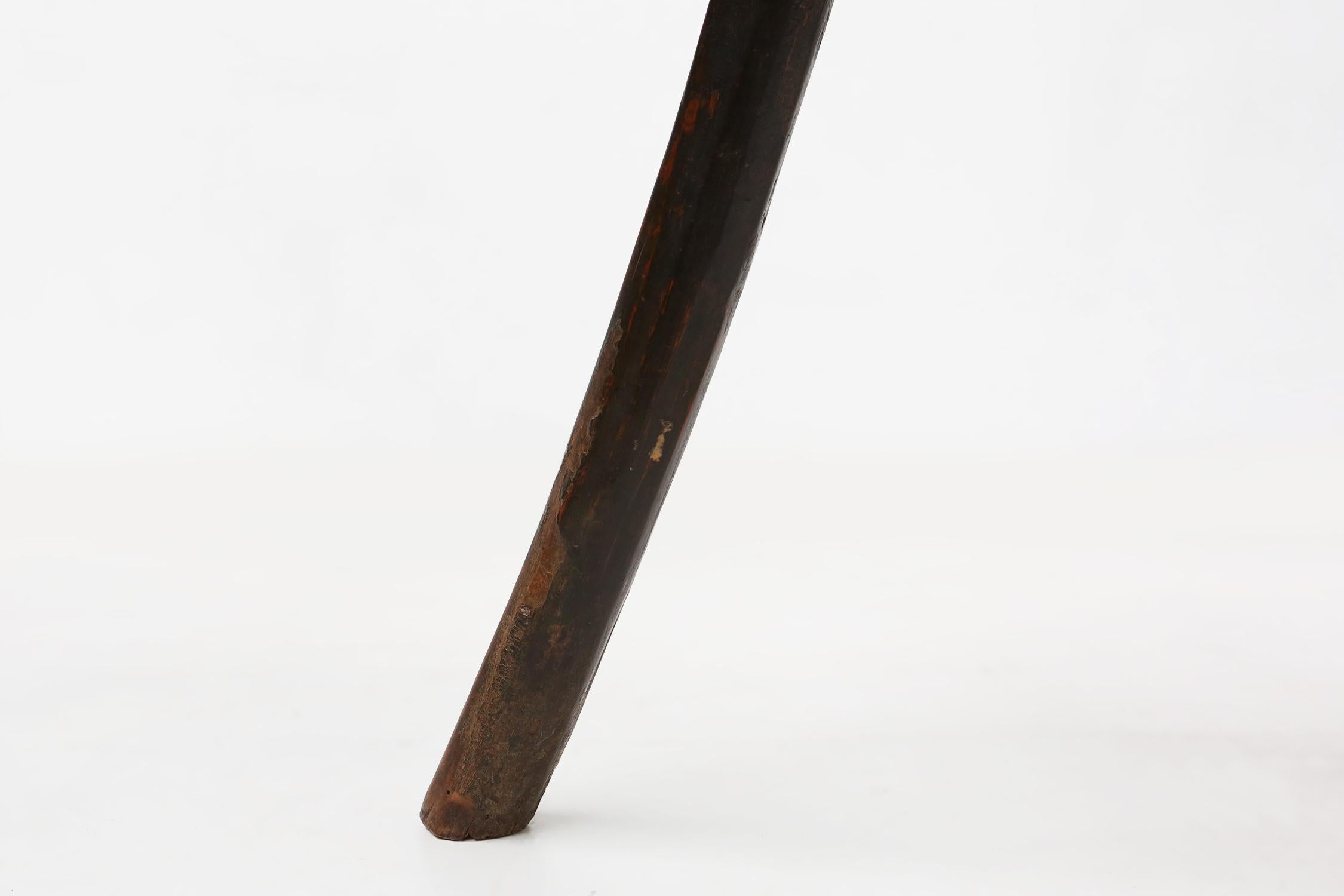 Skulpturaler, rustikaler, brutalistischer Tripot-Hocker aus Eiche, Frankreich ca. 1850 im Angebot 4