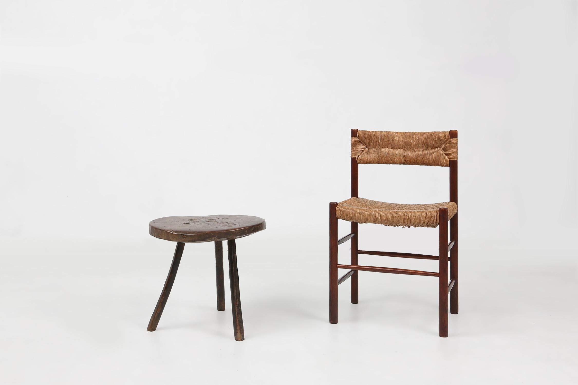 Frankreich / 1850 / Hocker / Eiche / Rustikal / Mitte des Jahrhunderts / Französische Provence

Ein rustikaler Hocker oder kleiner Tisch aus Eiche, handgefertigt in Frankreich um 1850. Ein wunderschönes, primitives, brutalistisches Stück aus Eiche