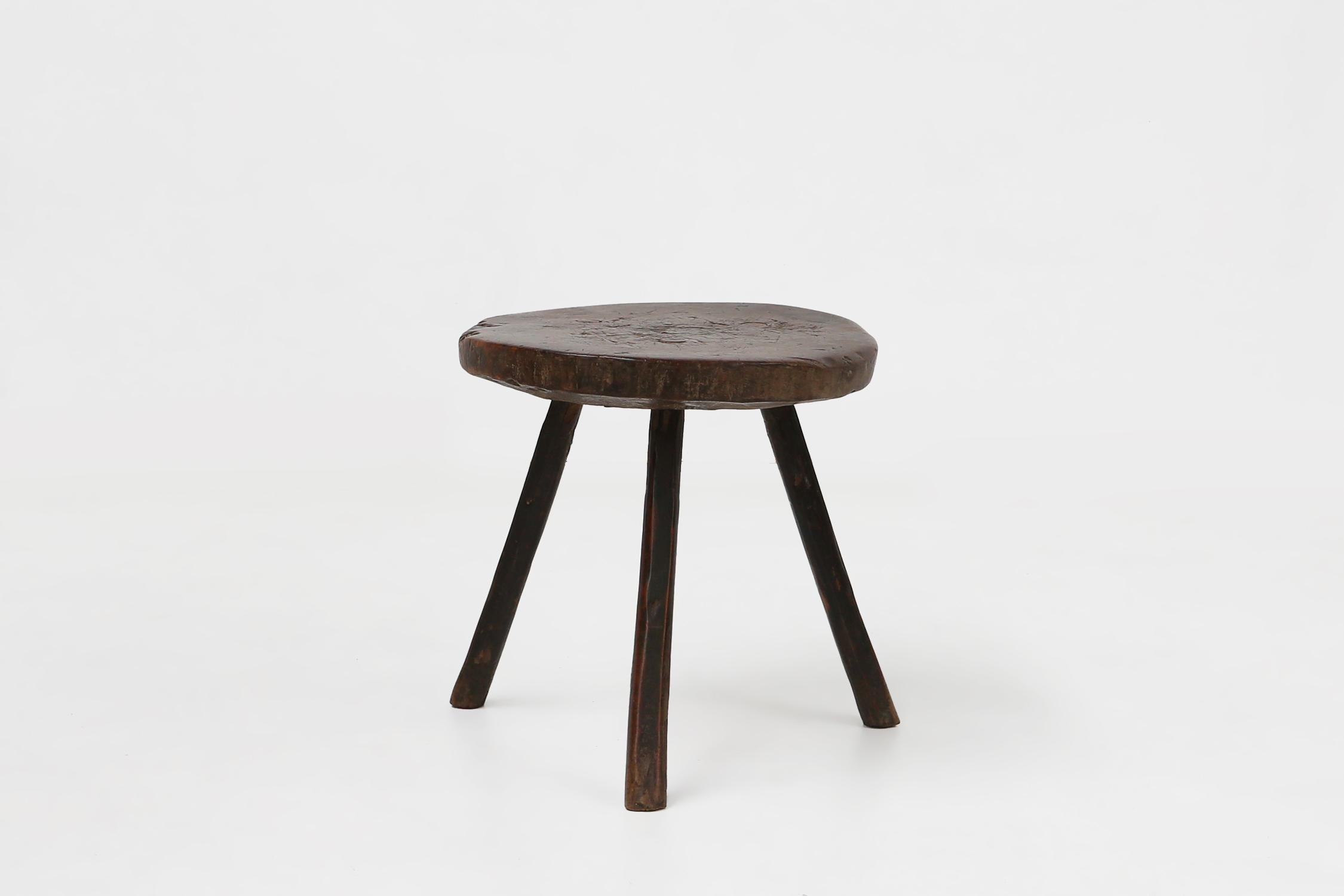 Skulpturaler, rustikaler, brutalistischer Tripot-Hocker aus Eiche, Frankreich ca. 1850 (Moderne der Mitte des Jahrhunderts) im Angebot