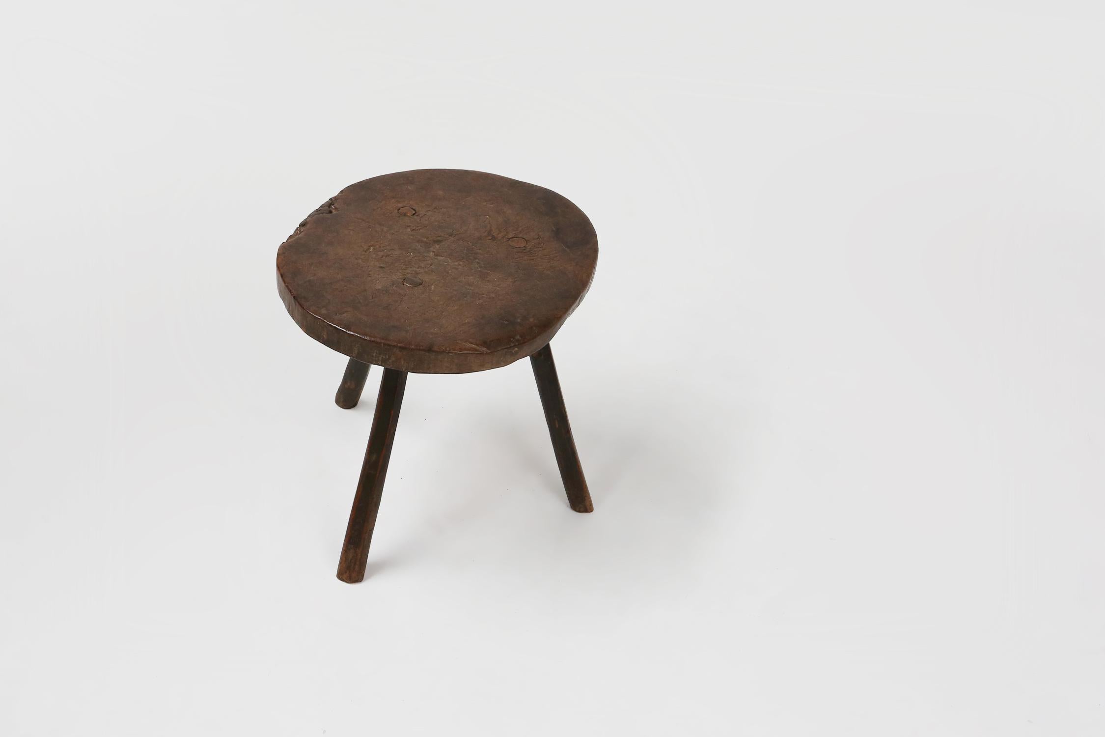 Skulpturaler, rustikaler, brutalistischer Tripot-Hocker aus Eiche, Frankreich ca. 1850 (Französisch) im Angebot