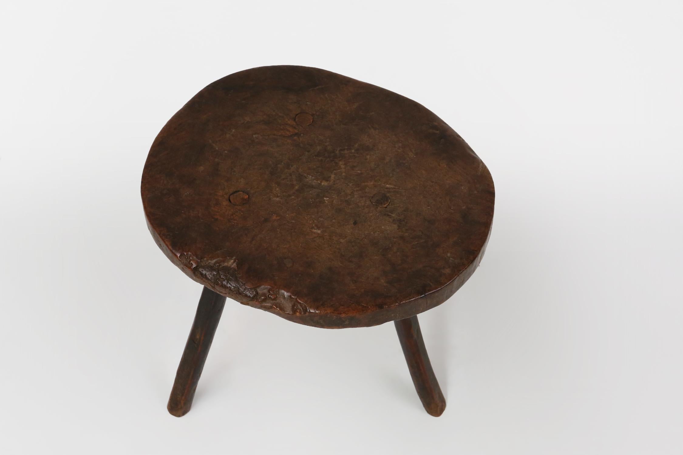 Skulpturaler, rustikaler, brutalistischer Tripot-Hocker aus Eiche, Frankreich ca. 1850 im Zustand „Gut“ im Angebot in Meulebeke, BE