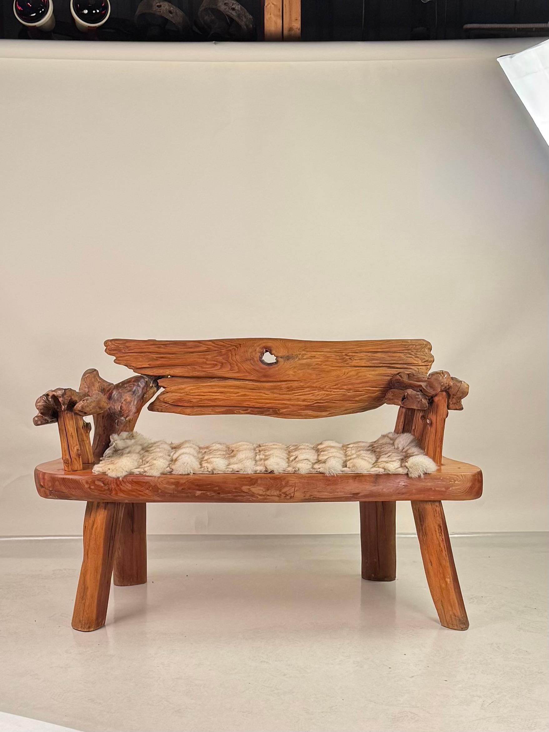 Scultorea panca rustica in legno duro annodato.
Molto pesante e robusto. Un pezzo bellissimo da tutte le angolazioni (contro una parete o sospeso in una stanza).
Il coprisedile in pelliccia di coniglio (opzionale).