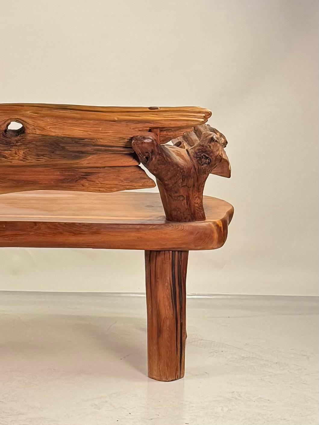 Panchina scultorea rustica in legno duro annodato in vendita 1