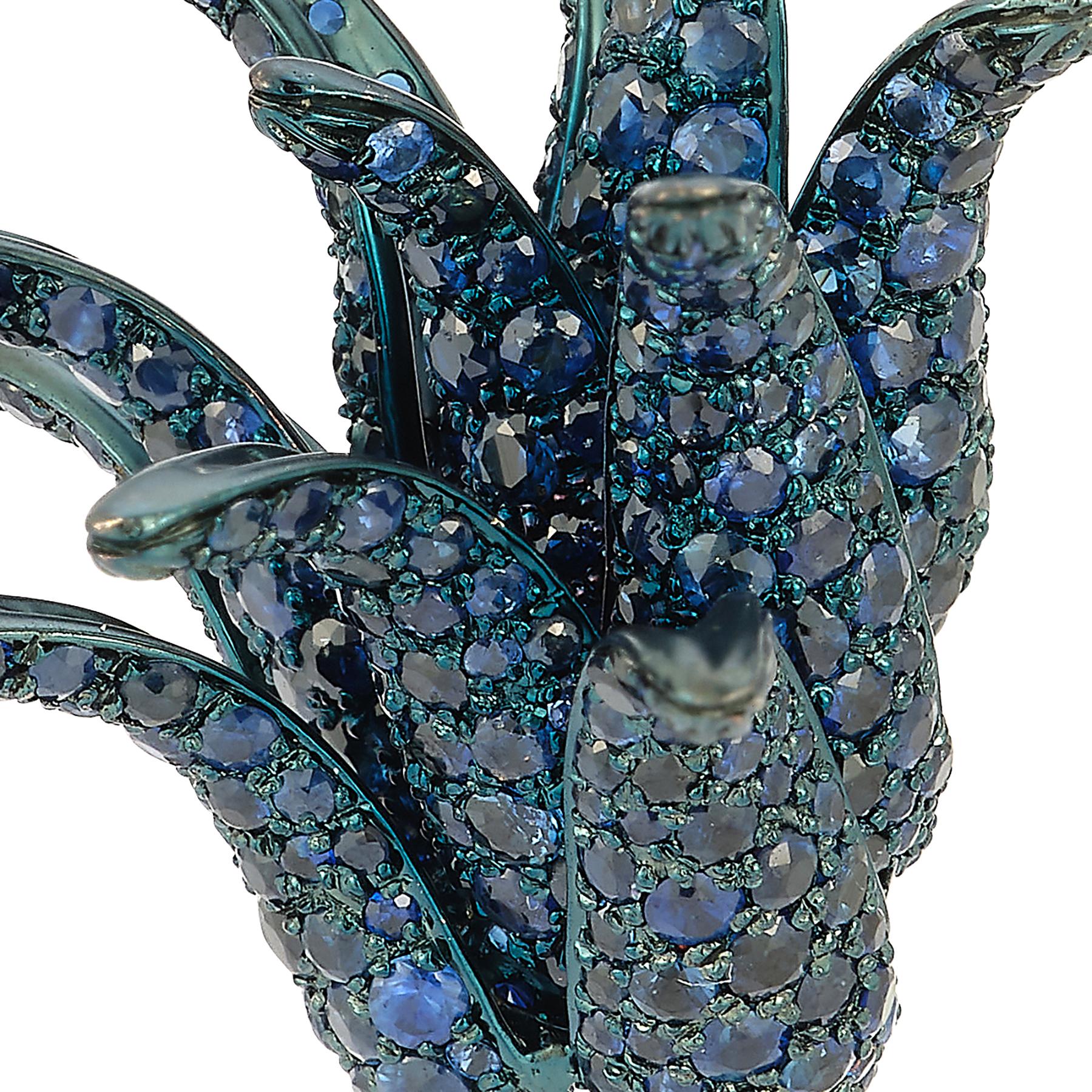 Taglio rotondo Sculptural Sapphire Cluster Earrings in vendita
