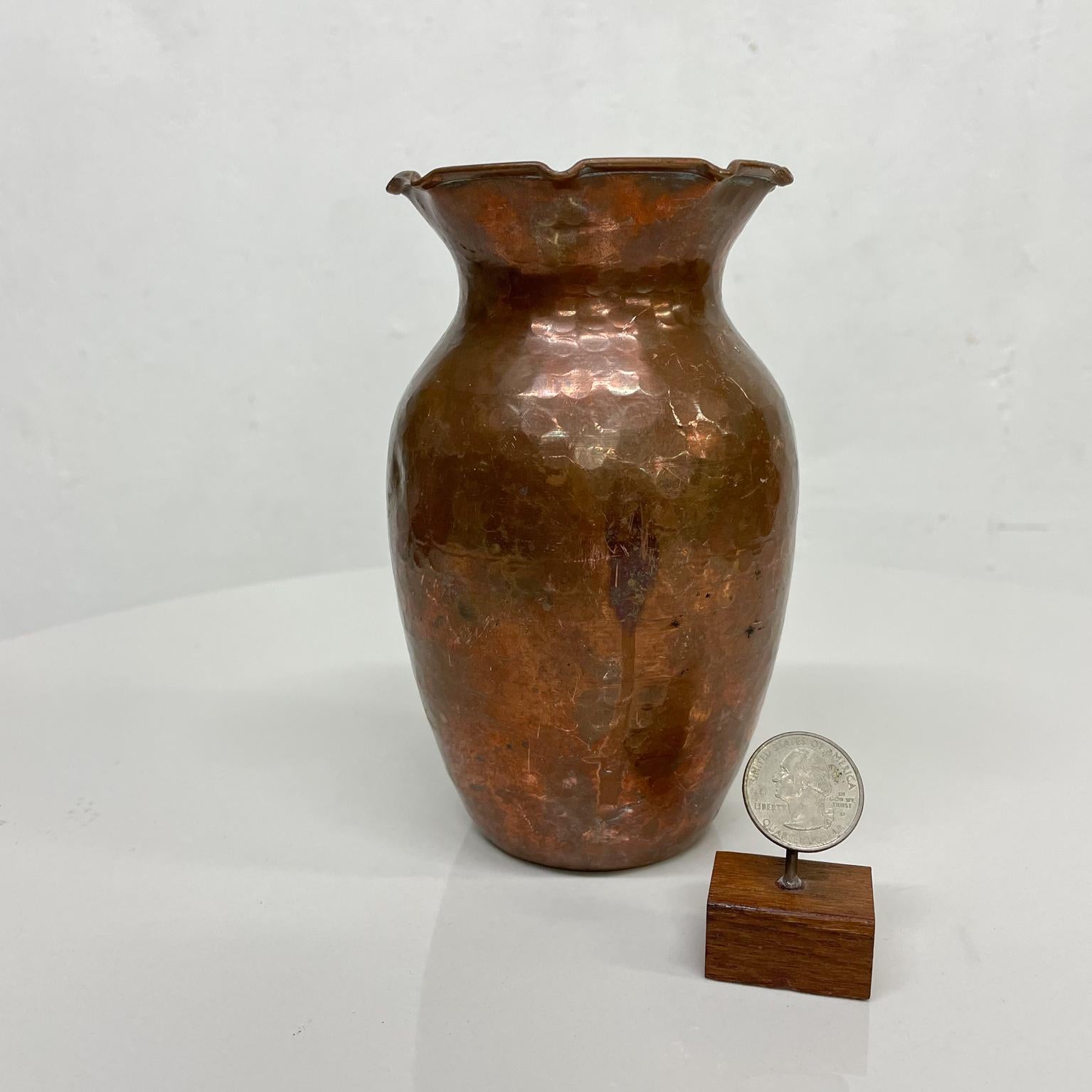 Copper vase
Handcrafted Style of Santa Clara del Cobre Michoacan Mexico Handwrought Hammered Medium Copper Vase 
Unsigned.
With warm patina and minor scuffs on finish. 
Original unrestored vintage condition.
4 diameter x 6.25 height
See images