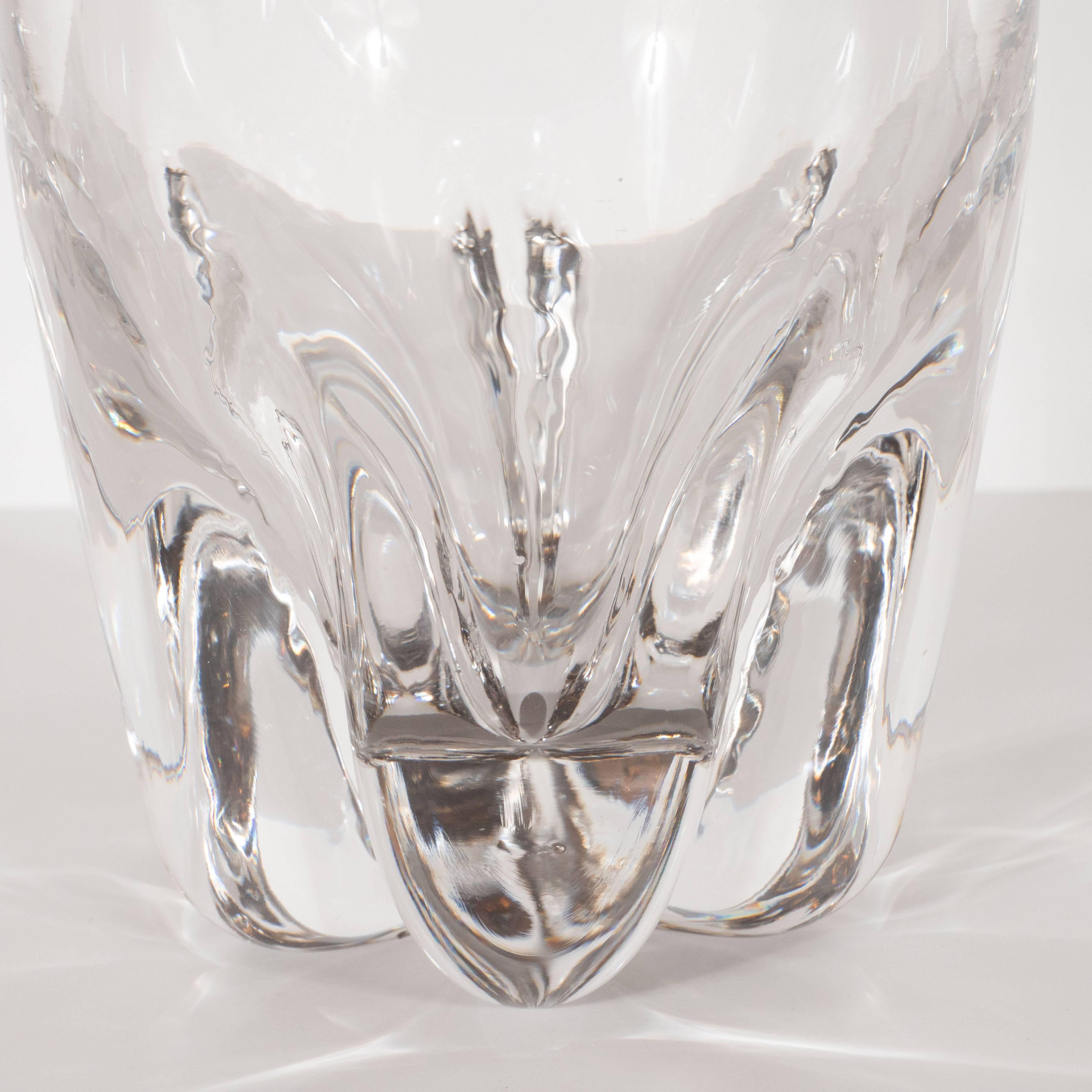 Suédois Vase scandinave sculptural en verre translucide soufflé à la bouche, moderne du milieu du siècle dernier en vente