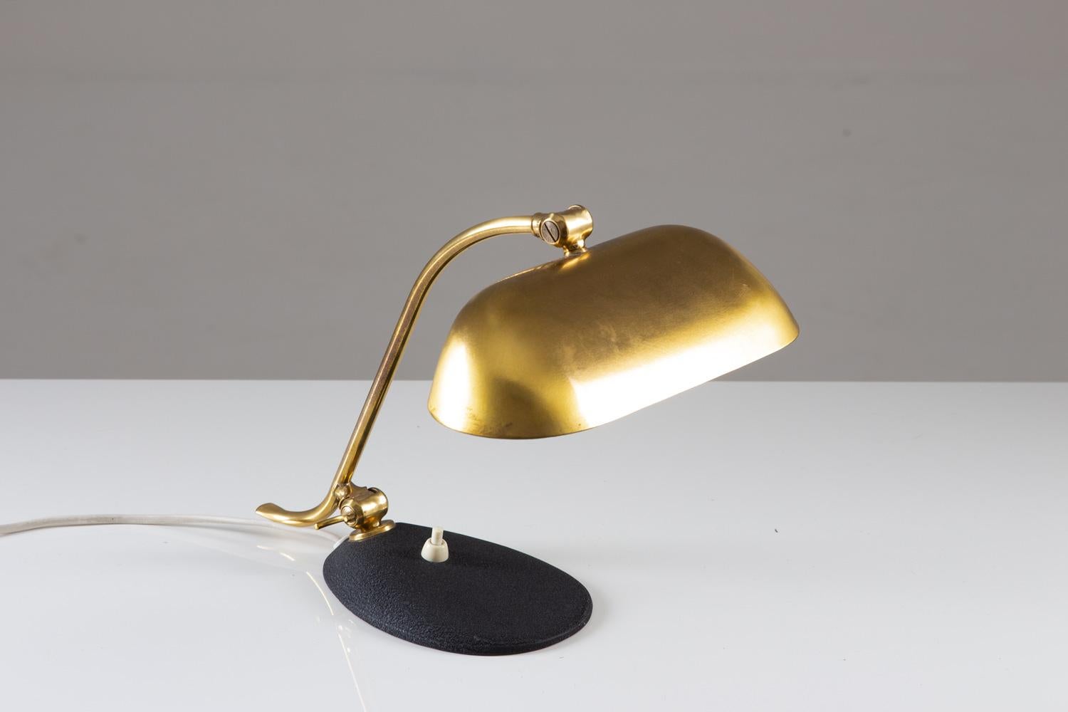 A charming desk lamp in brass produced in Sweden by unknown manufacturer. This lamp shows elegant organic lines and is of great quality.

Condition: Very good original condition. Existing functional wiring.