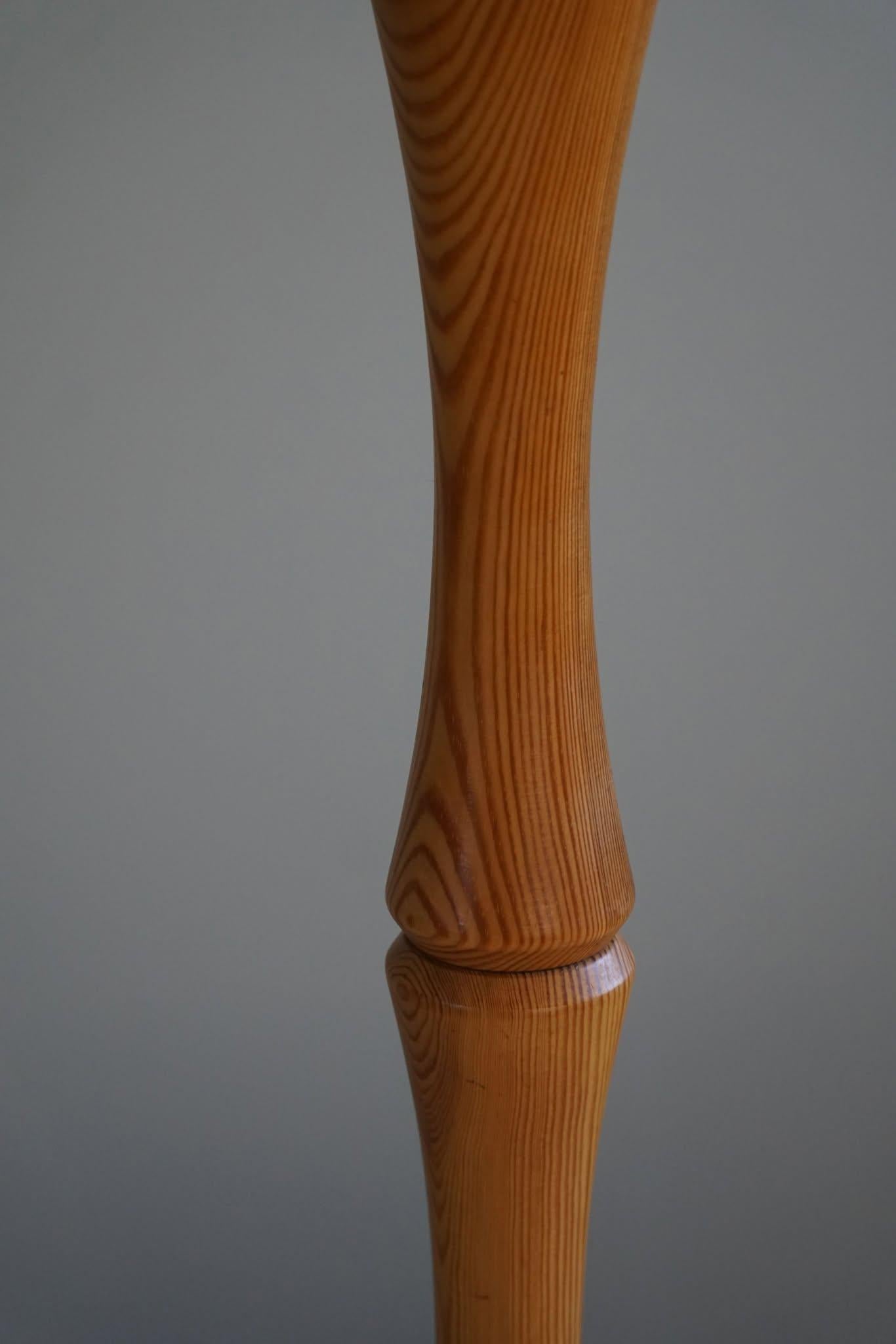 Sculptural Scandinavian Modern Floor Lamp in Solid Pine, 1970s For Sale 3