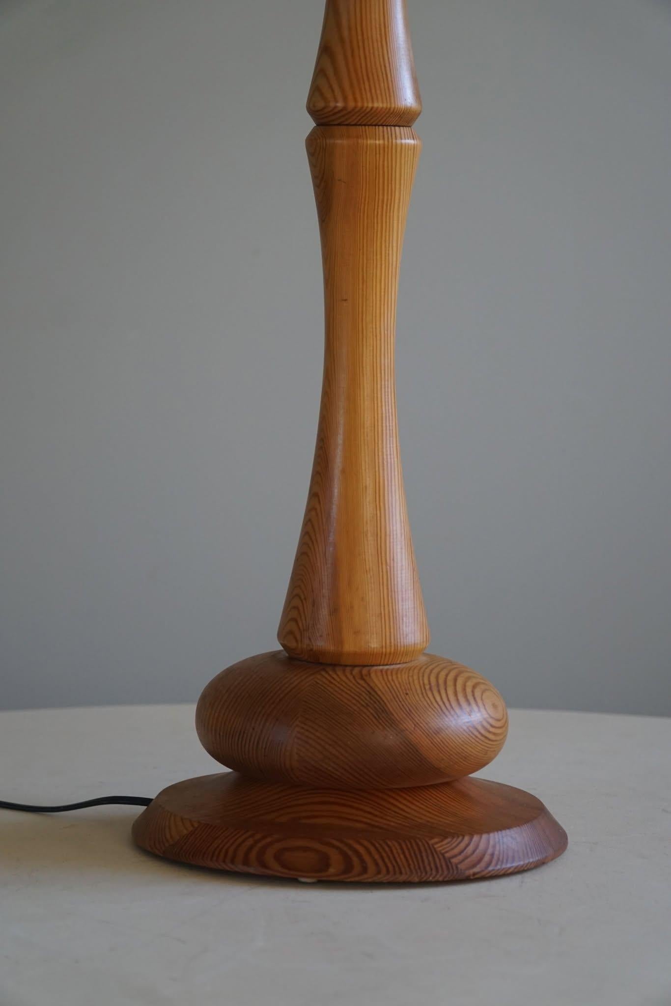 Sculptural Scandinavian Modern Floor Lamp in Solid Pine, 1970s For Sale 4