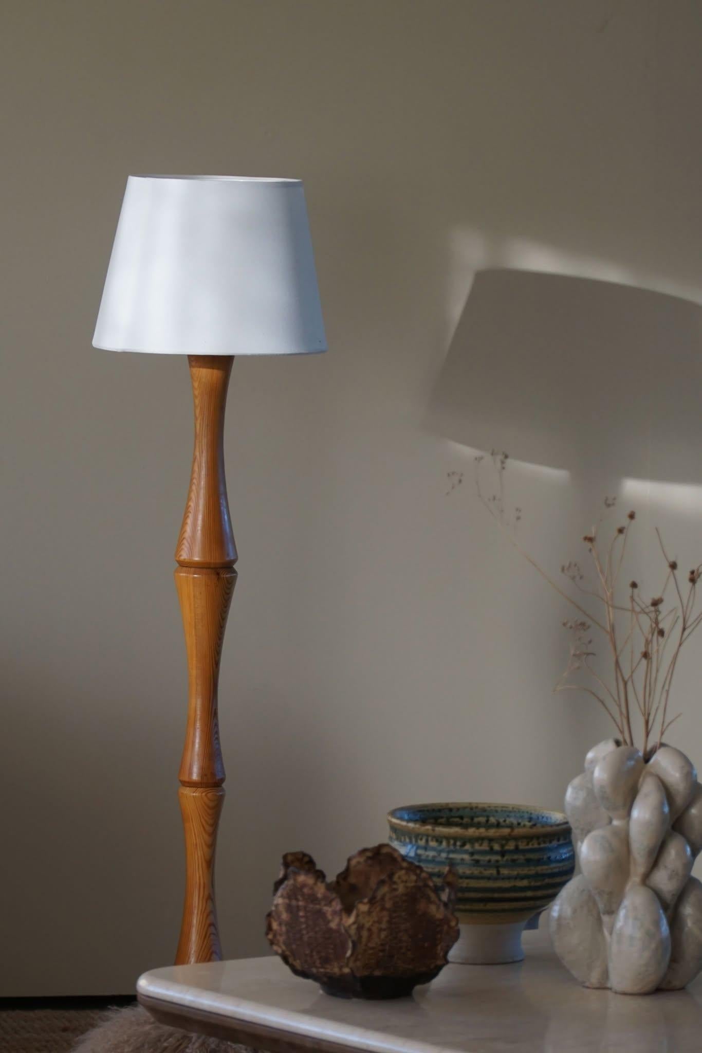 Sculptural Scandinavian Modern Floor Lamp in Solid Pine, 1970s For Sale 5