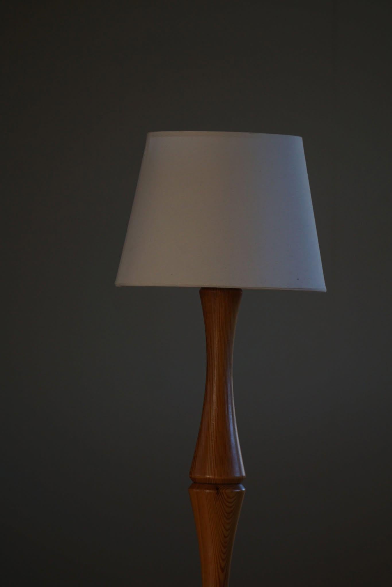 Sculptural Scandinavian Modern Floor Lamp in Solid Pine, 1970s For Sale 7