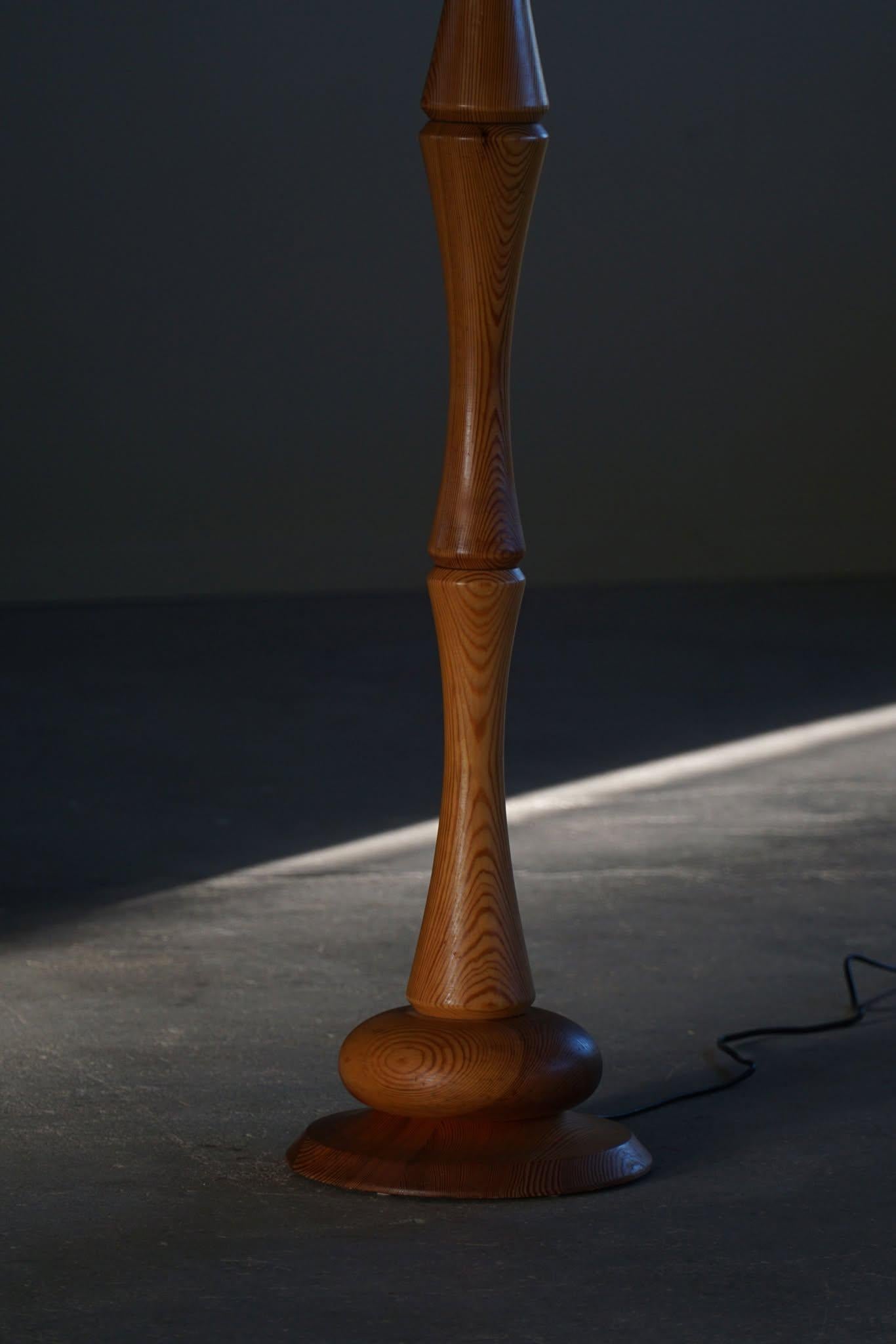 Sculptural Scandinavian Modern Floor Lamp in Solid Pine, 1970s For Sale 8