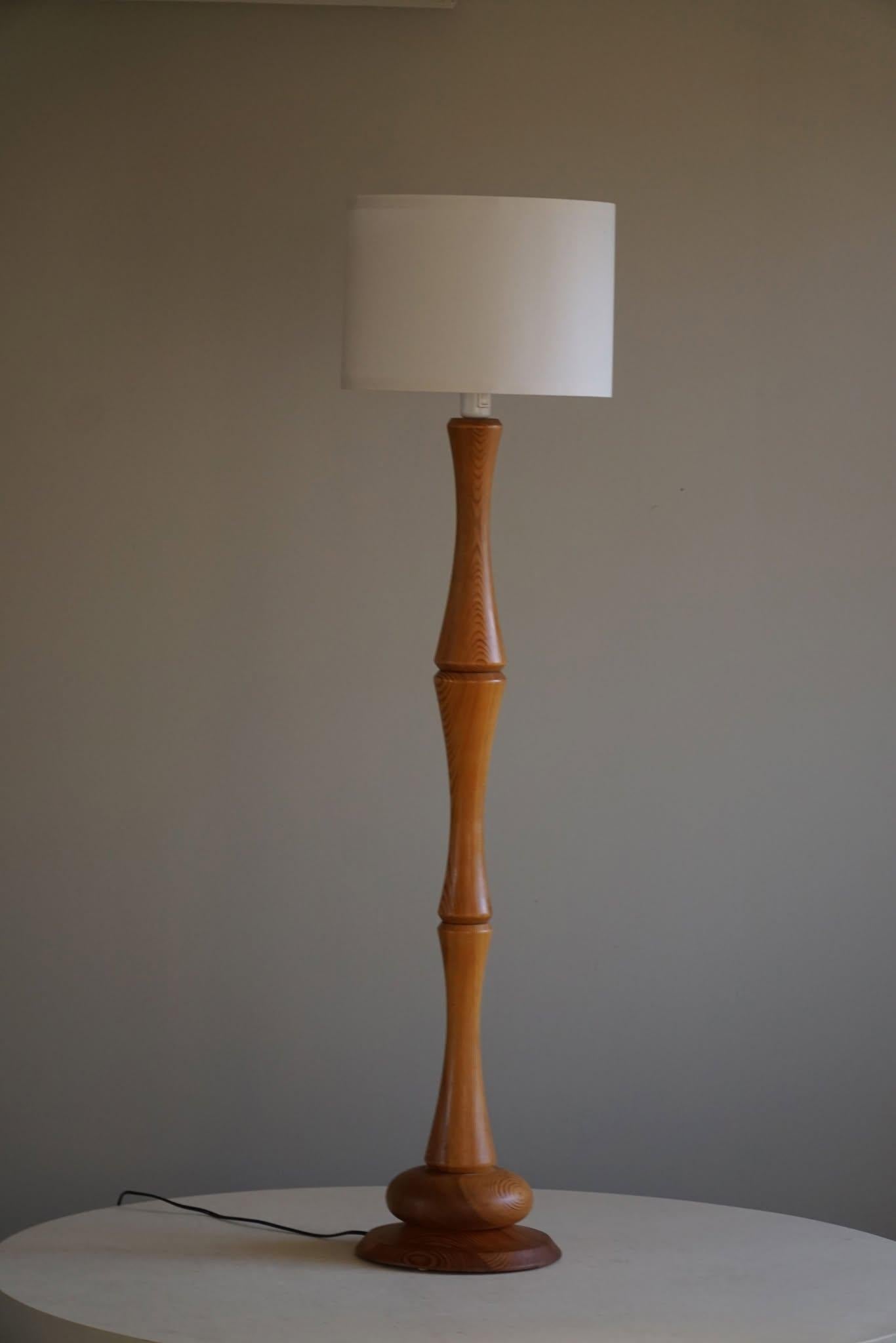 Sculptural Scandinavian Modern Floor Lamp in Solid Pine, 1970s For Sale 9