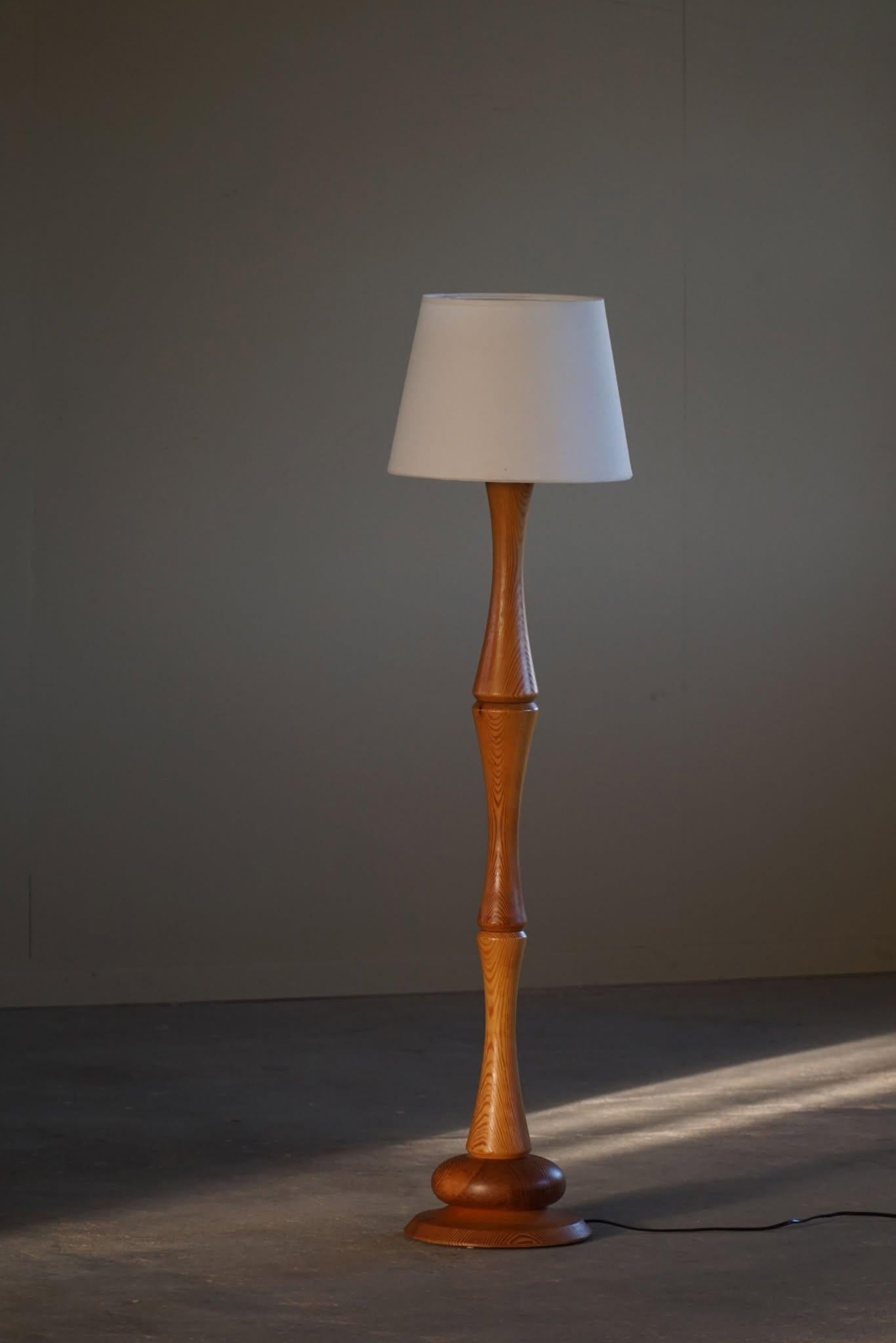 Sculptural Scandinavian Modern Floor Lamp in Solid Pine, 1970s For Sale 10