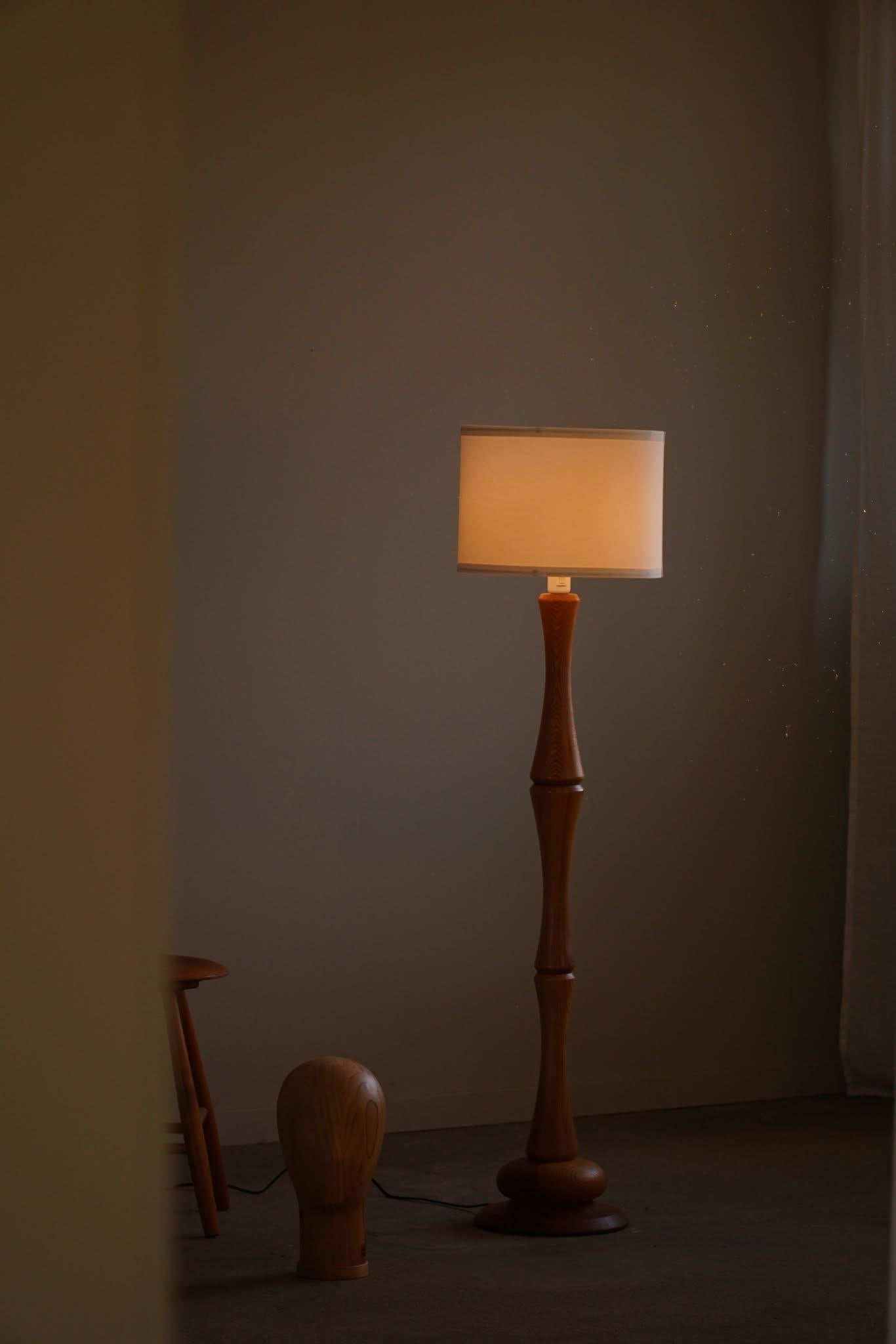 A charming floor lamp in solid pine. Attributed to Uno Kristiansson. 
Fine craftmanship, perfectly suited for any interior style. A Modern, Scandinavian, Classic or an Art deco home decor.

A beautiful example and a great brutalist object for the