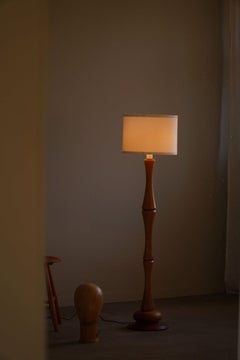 Skulpturale skandinavische moderne Stehlampe aus massivem Kiefernholz, 1970er Jahre