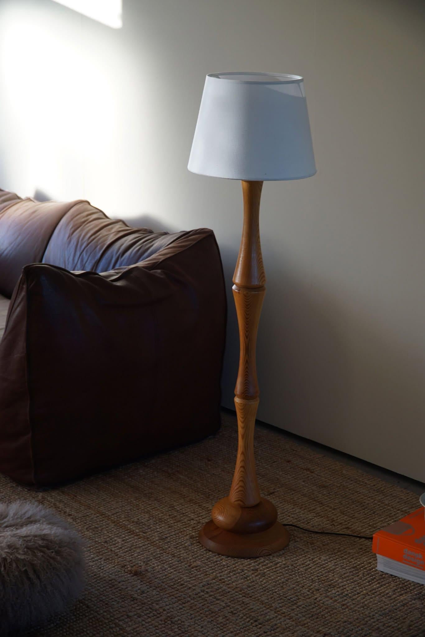 Swedish Sculptural Scandinavian Modern Floor Lamp in Solid Pine, 1970s For Sale