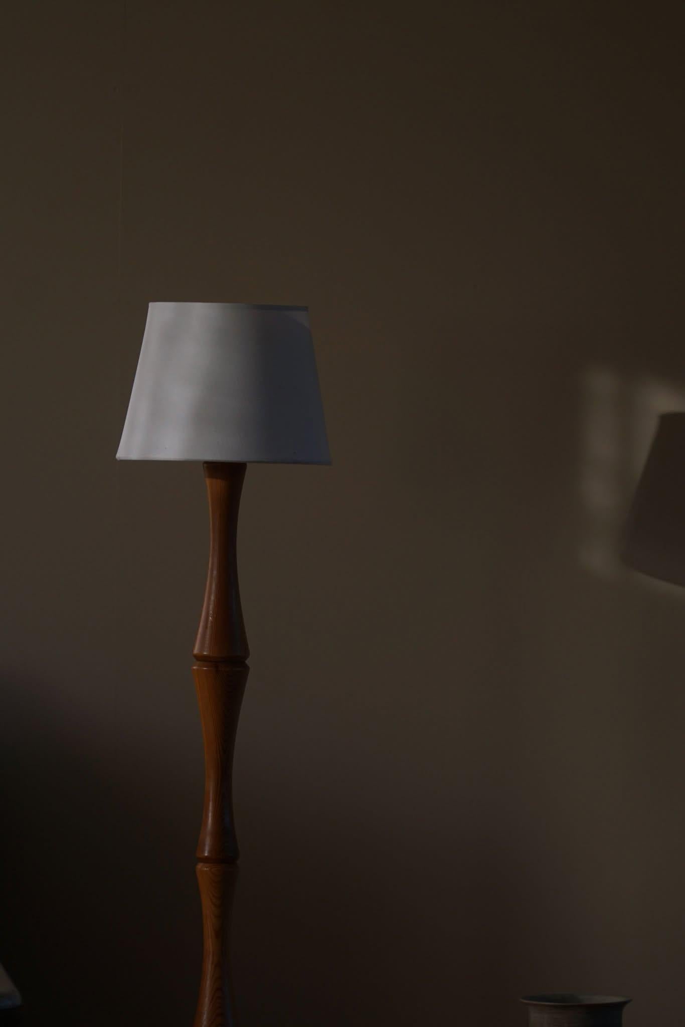 Sculptural Scandinavian Modern Floor Lamp in Solid Pine, 1970s In Good Condition For Sale In Odense, DK