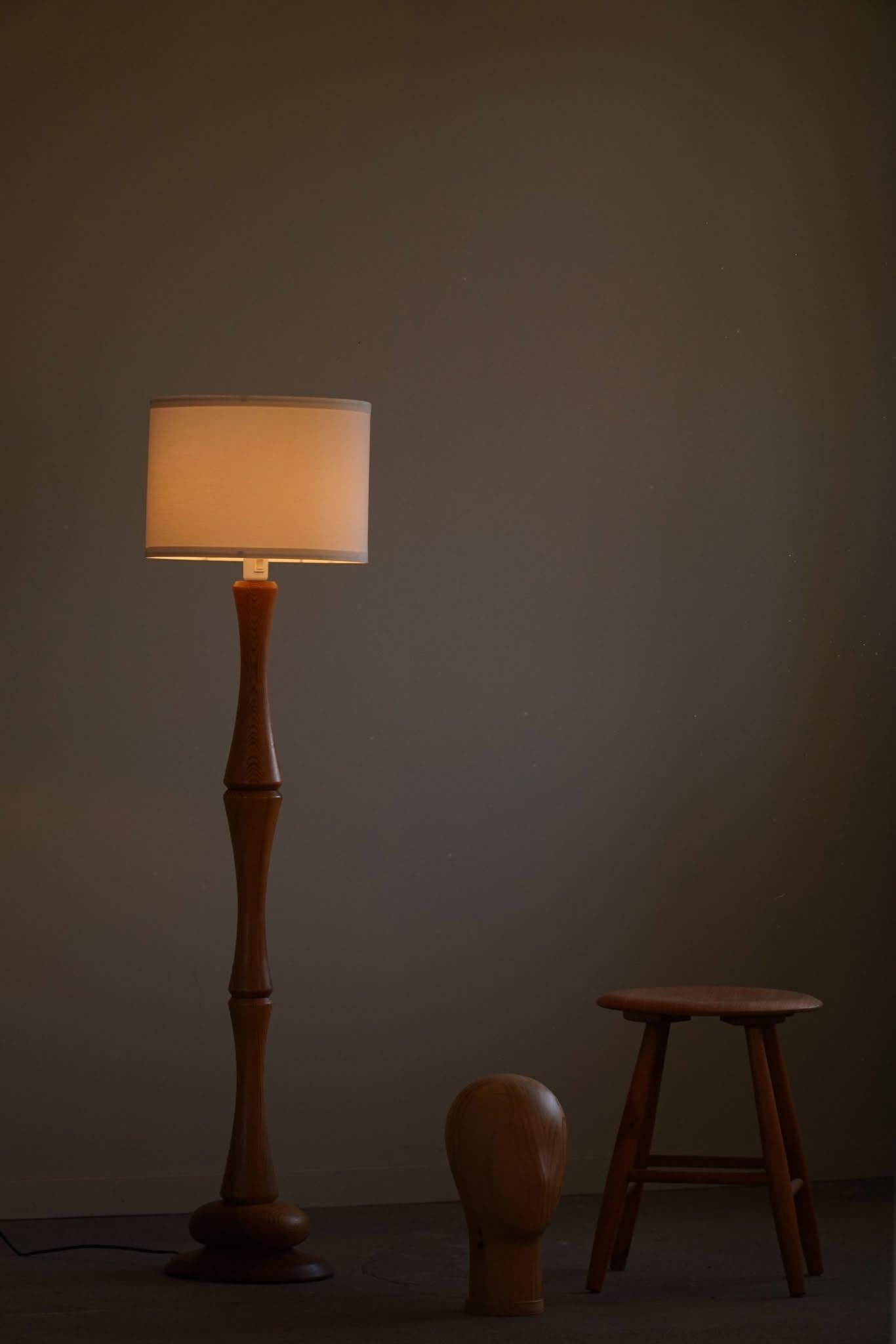 20th Century Sculptural Scandinavian Modern Floor Lamp in Solid Pine, 1970s For Sale