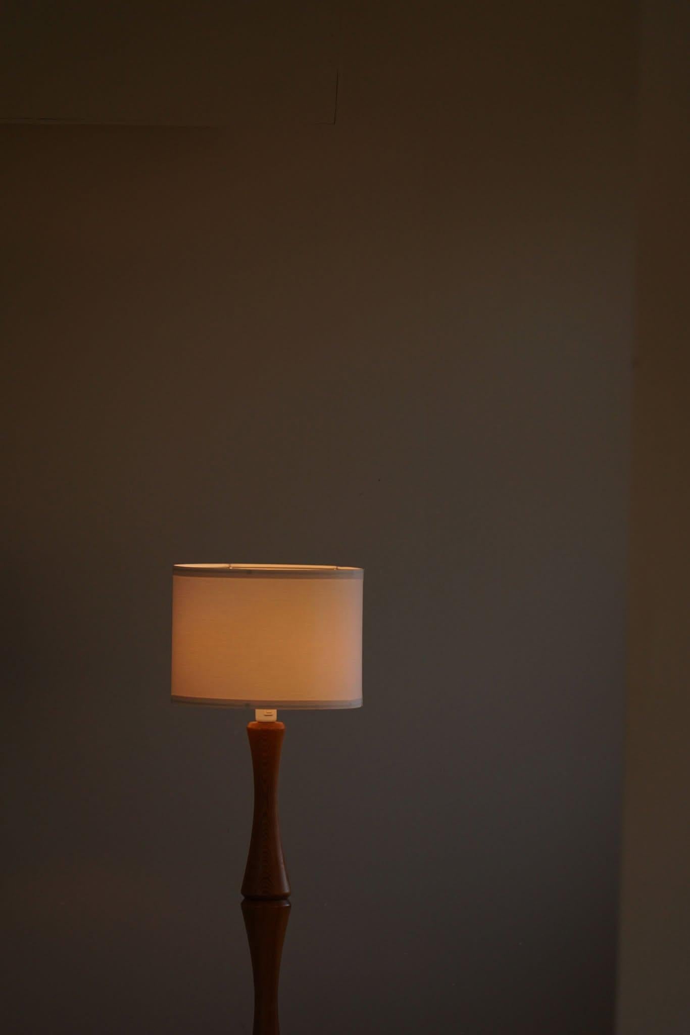 Wood Sculptural Scandinavian Modern Floor Lamp in Solid Pine, 1970s For Sale