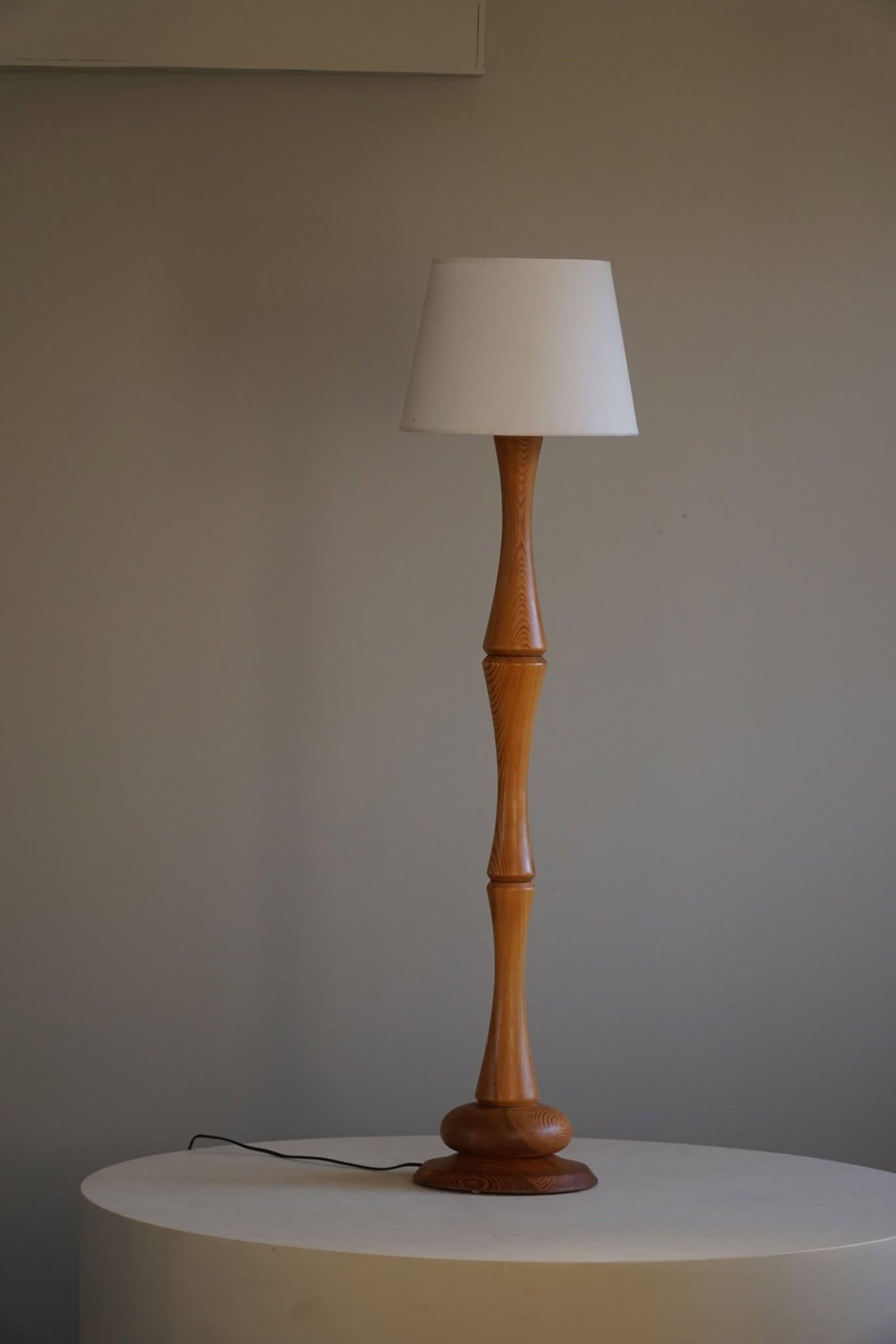 Sculptural Scandinavian Modern Floor Lamp in Solid Pine, 1970s For Sale 1