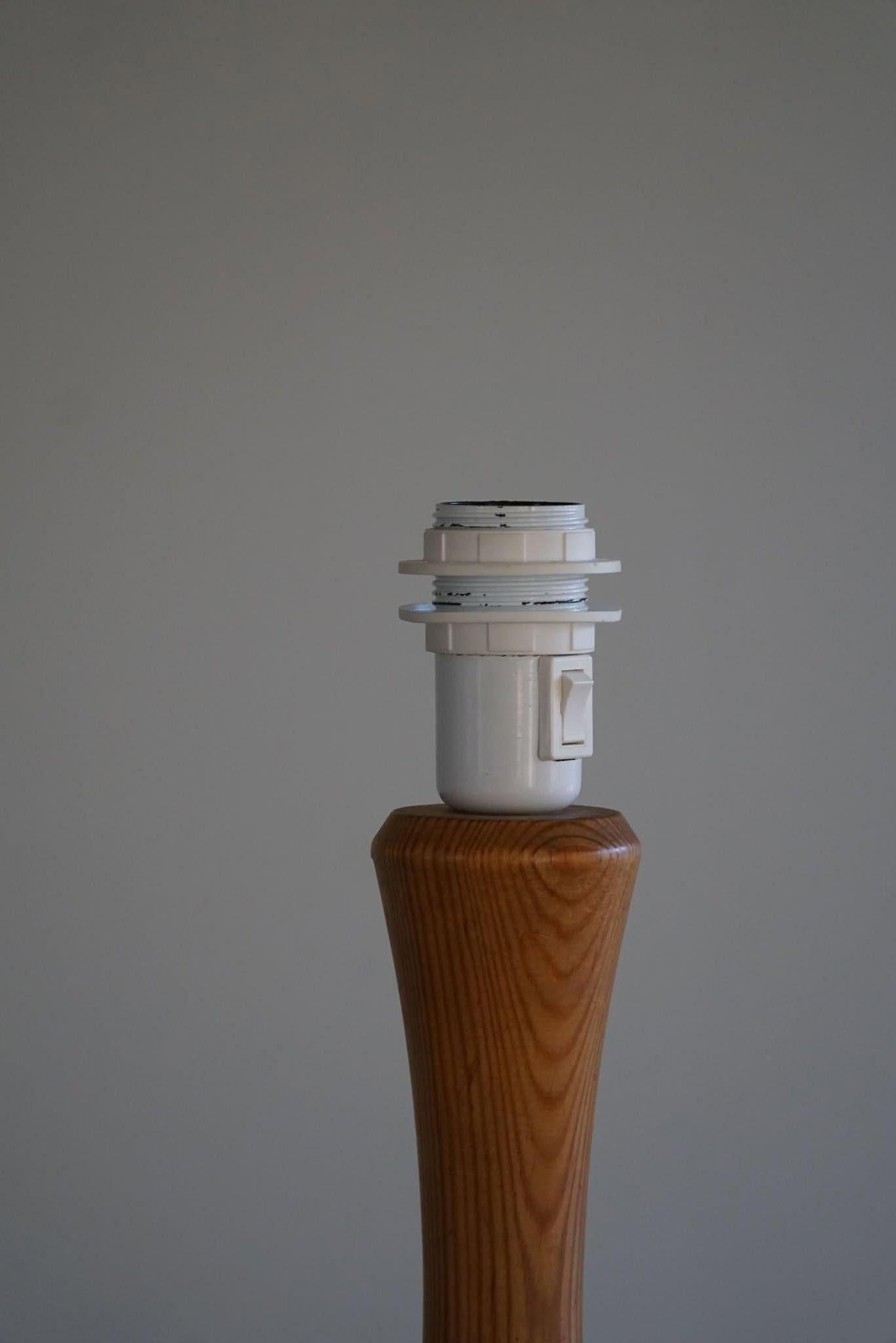 Sculptural Scandinavian Modern Floor Lamp in Solid Pine, 1970s For Sale 2