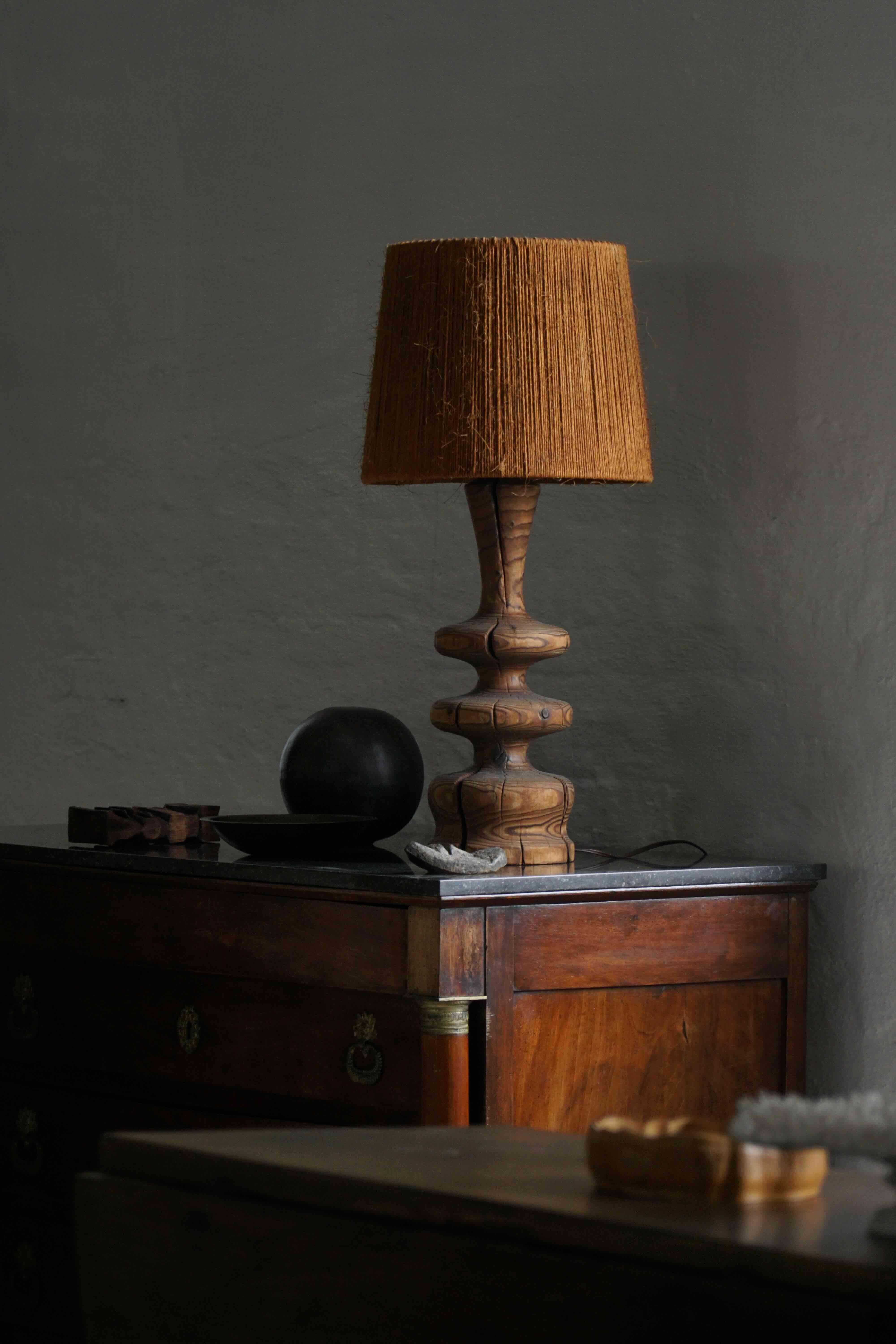 Scandinavo Lampada da tavolo scultorea scandinava in pino organico, stile Wabi Sabi, anni '60 in vendita