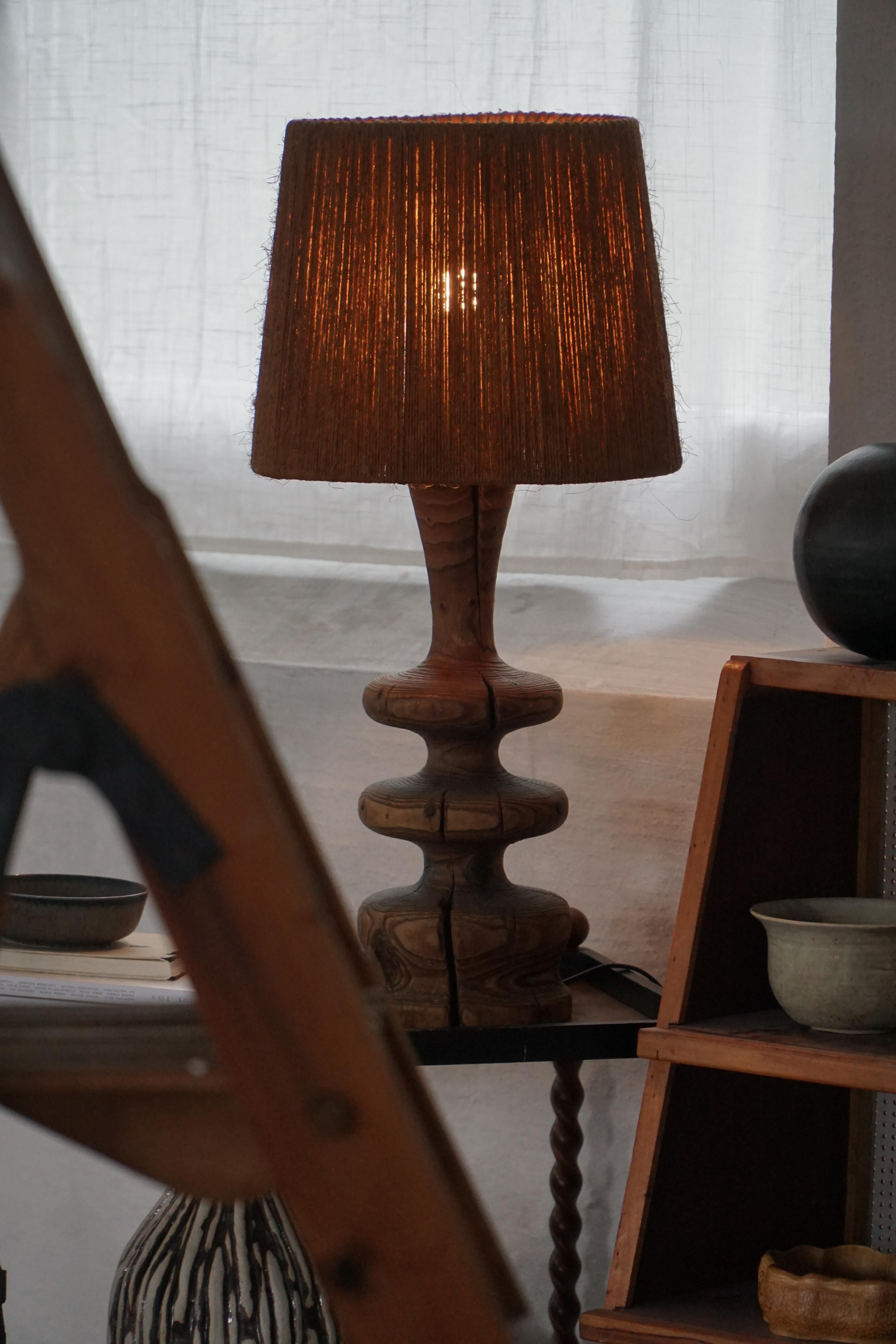 Fatto a mano Lampada da tavolo scultorea scandinava in pino organico, stile Wabi Sabi, anni '60 in vendita