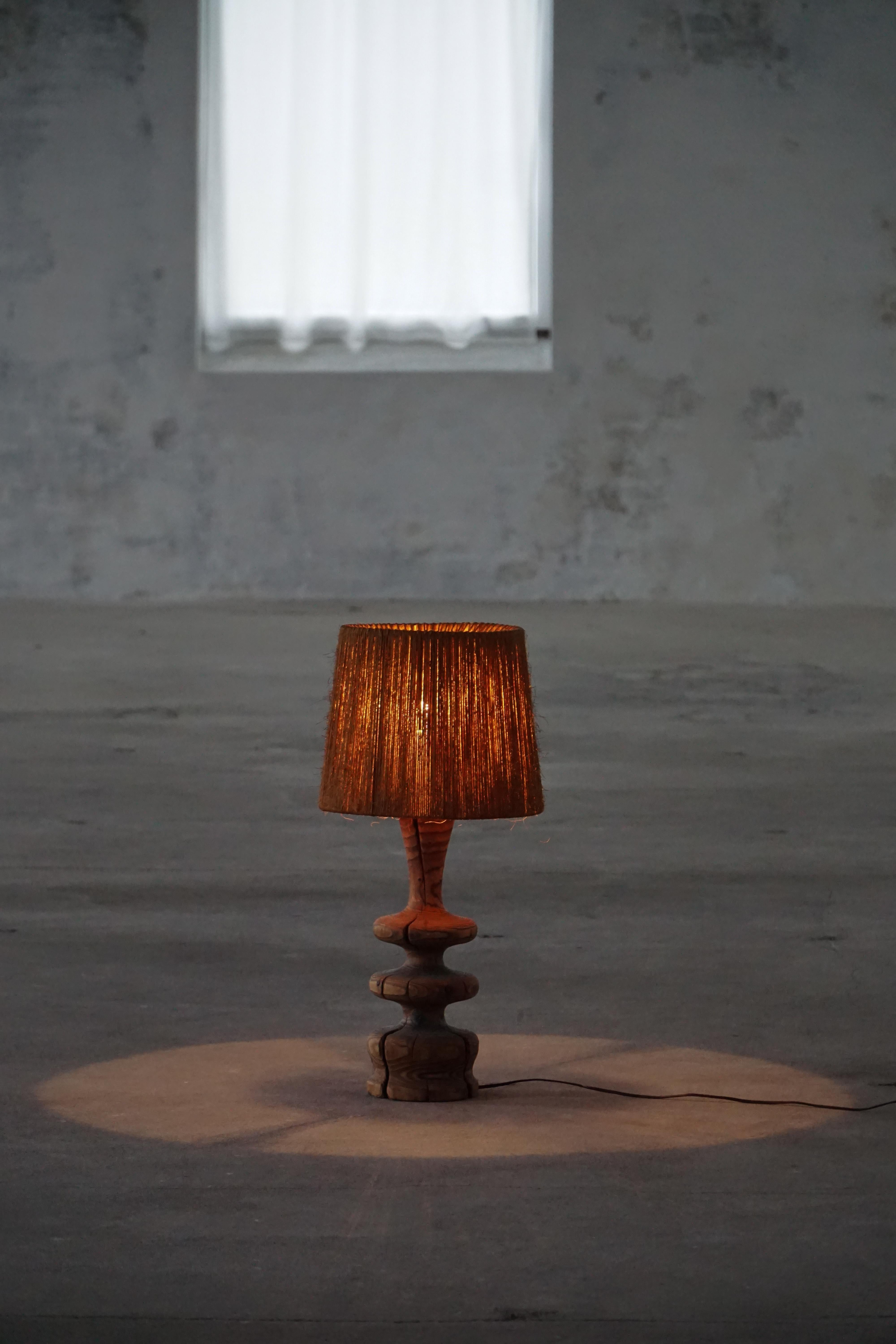 Lampada da tavolo scultorea scandinava in pino organico, stile Wabi Sabi, anni '60 In condizioni buone in vendita a Odense, DK